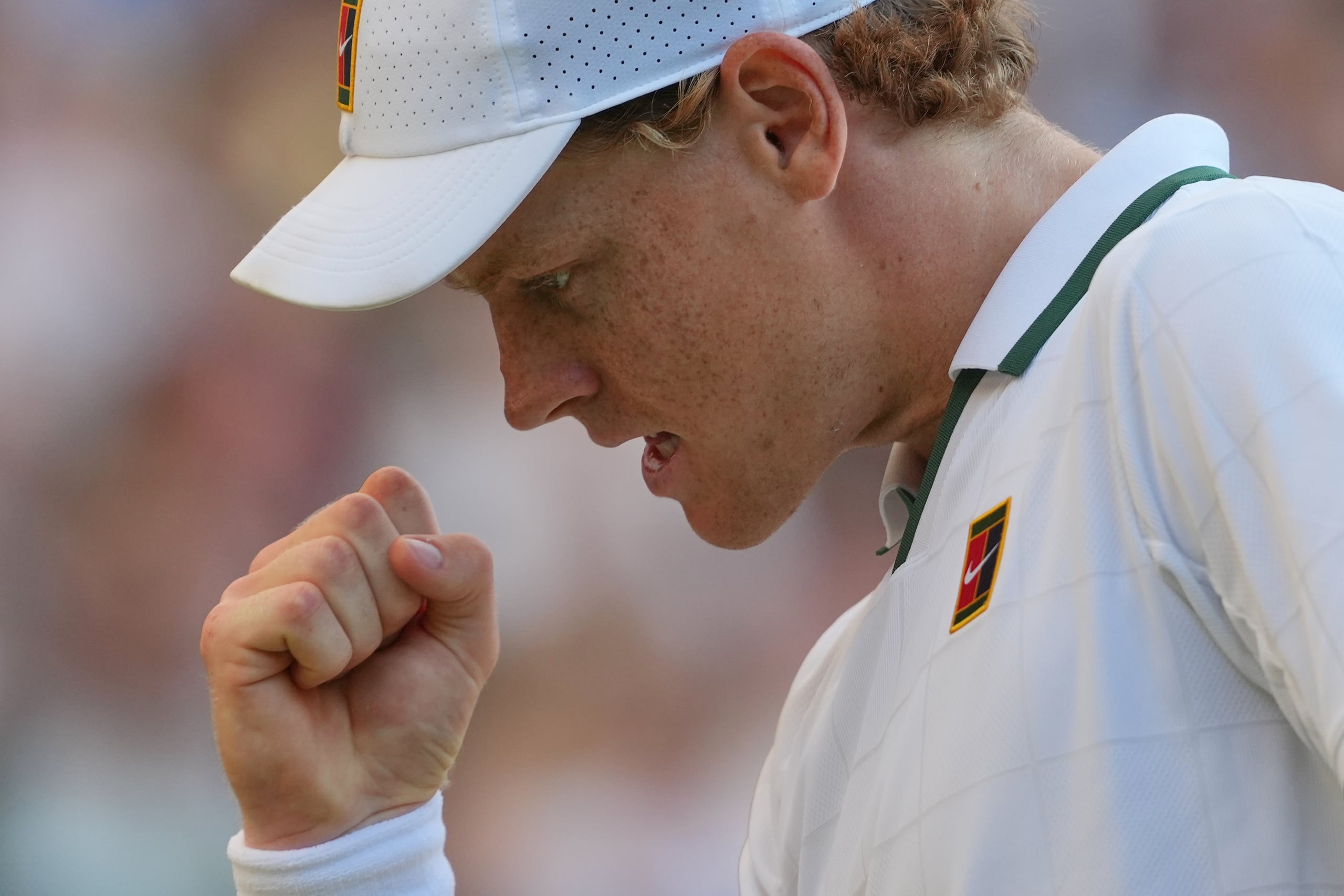 El italiano Jannik Sinner celebra al ganar un punto ante el alemán Alexander Zverev en la final de Wimbledon.