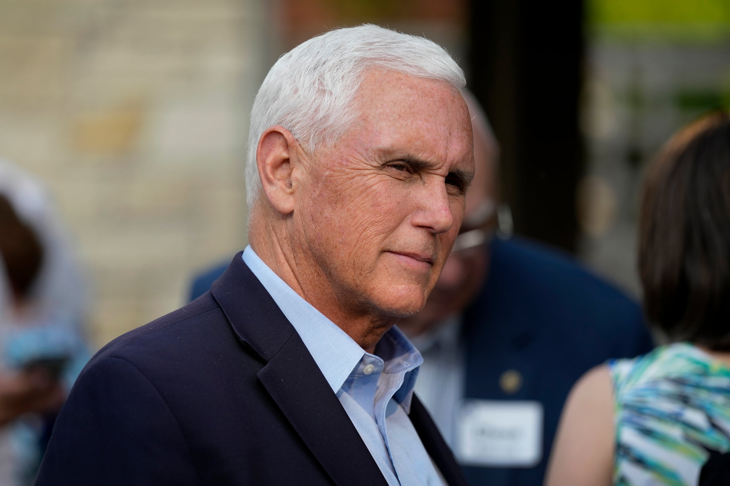 El exvicepresidente Mike Pence se convierte en el primer candidato importante en abandonar una carrera dominada por su exjefe convertido en rival, Donald Trump.