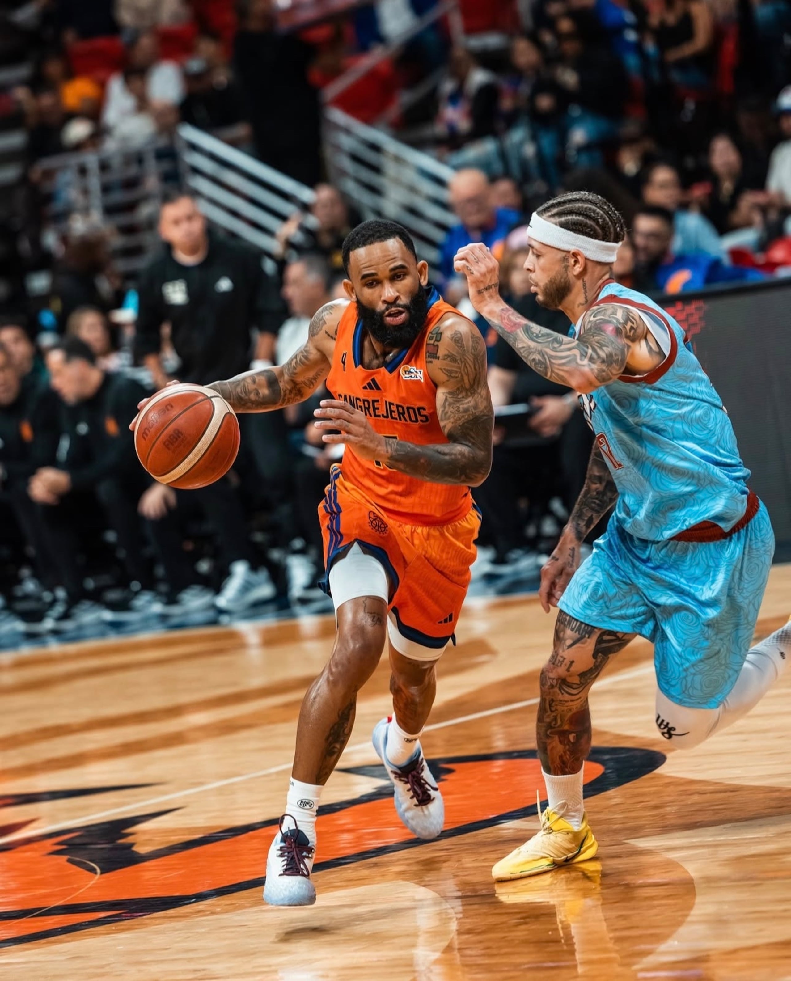Water Hodge Jr., de los Cangrejeros de Santurce, maneja el balón ante la presión de Neftalí Álvarez, de los Indios de Mayagüez.