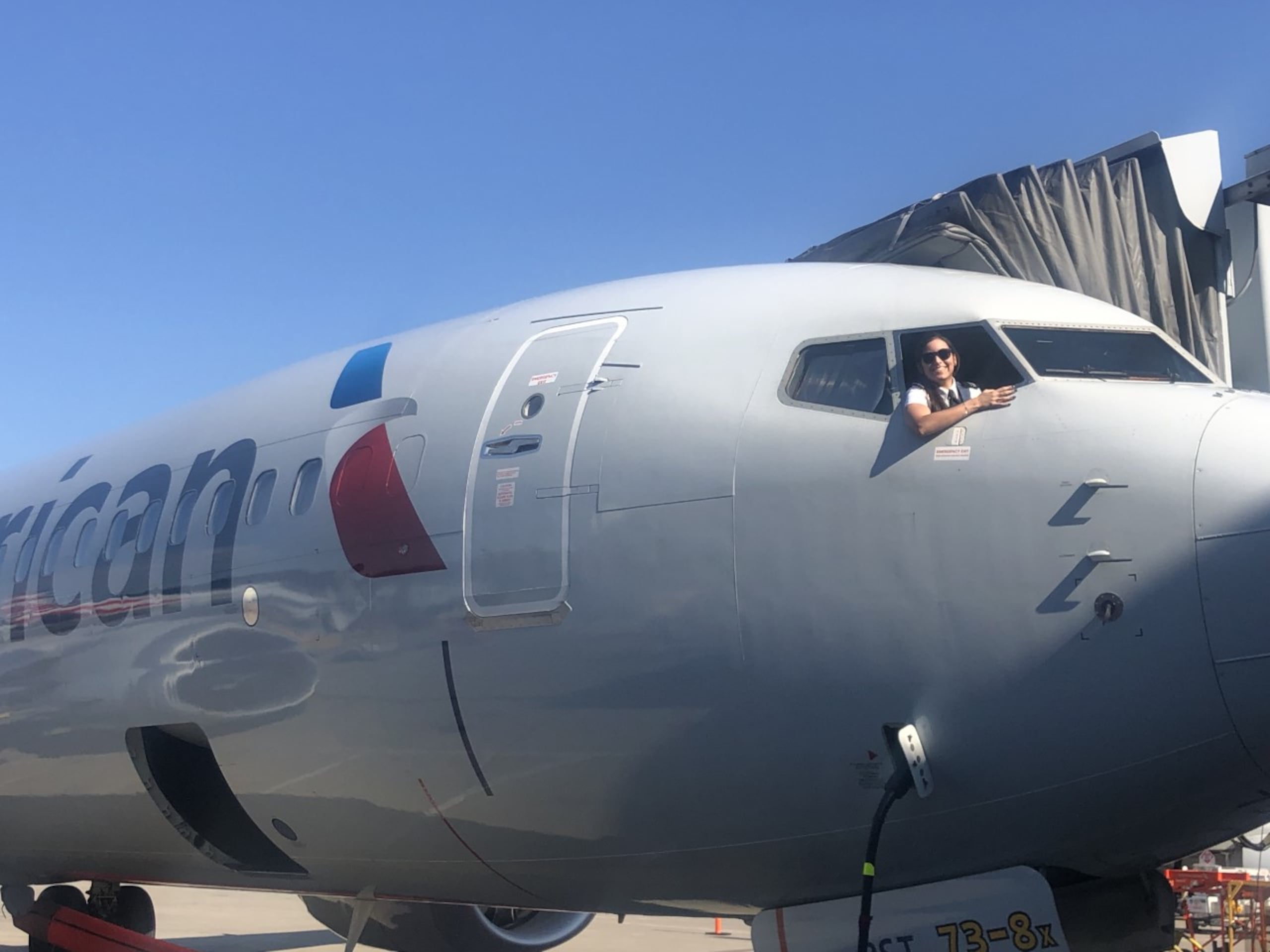 Criada en Gurabo, Camilla asegura que el camino para convertirse en piloto de la prestigiosa aerolínea es comparable a “correr un maratón por más de cinco años y, por fin, llegar a la meta”.