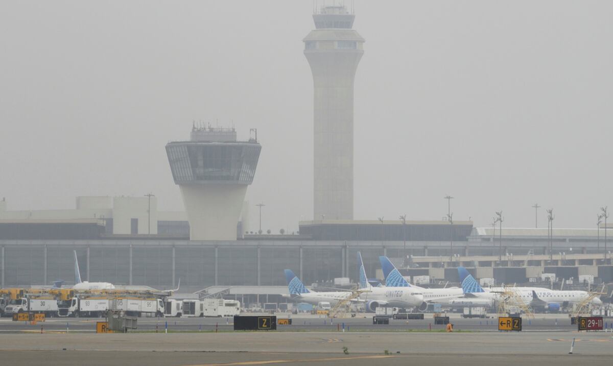 Caos en Newark: United Cancela Decenas de Vuelos Diarios por Fallos Técnicos y Escasez de Controladores