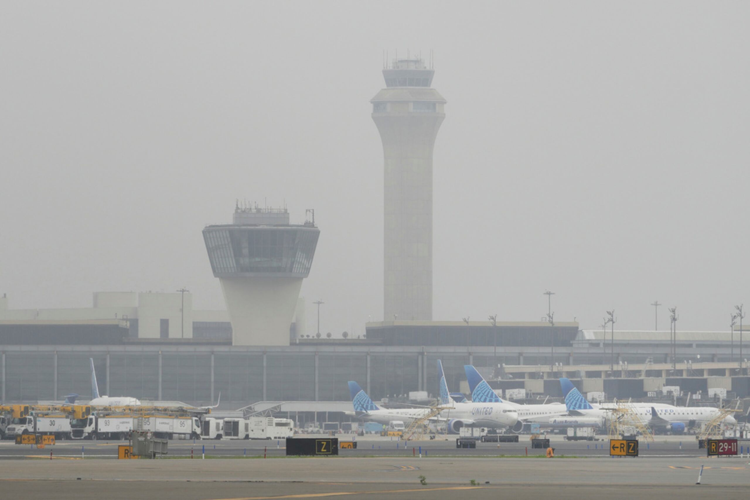 La FAA indicó a principios de esta semana que ya instala nuevas líneas de datos de fibra óptica para transmitir la señal del radar entre sus instalaciones en Filadelfia y Nueva York.