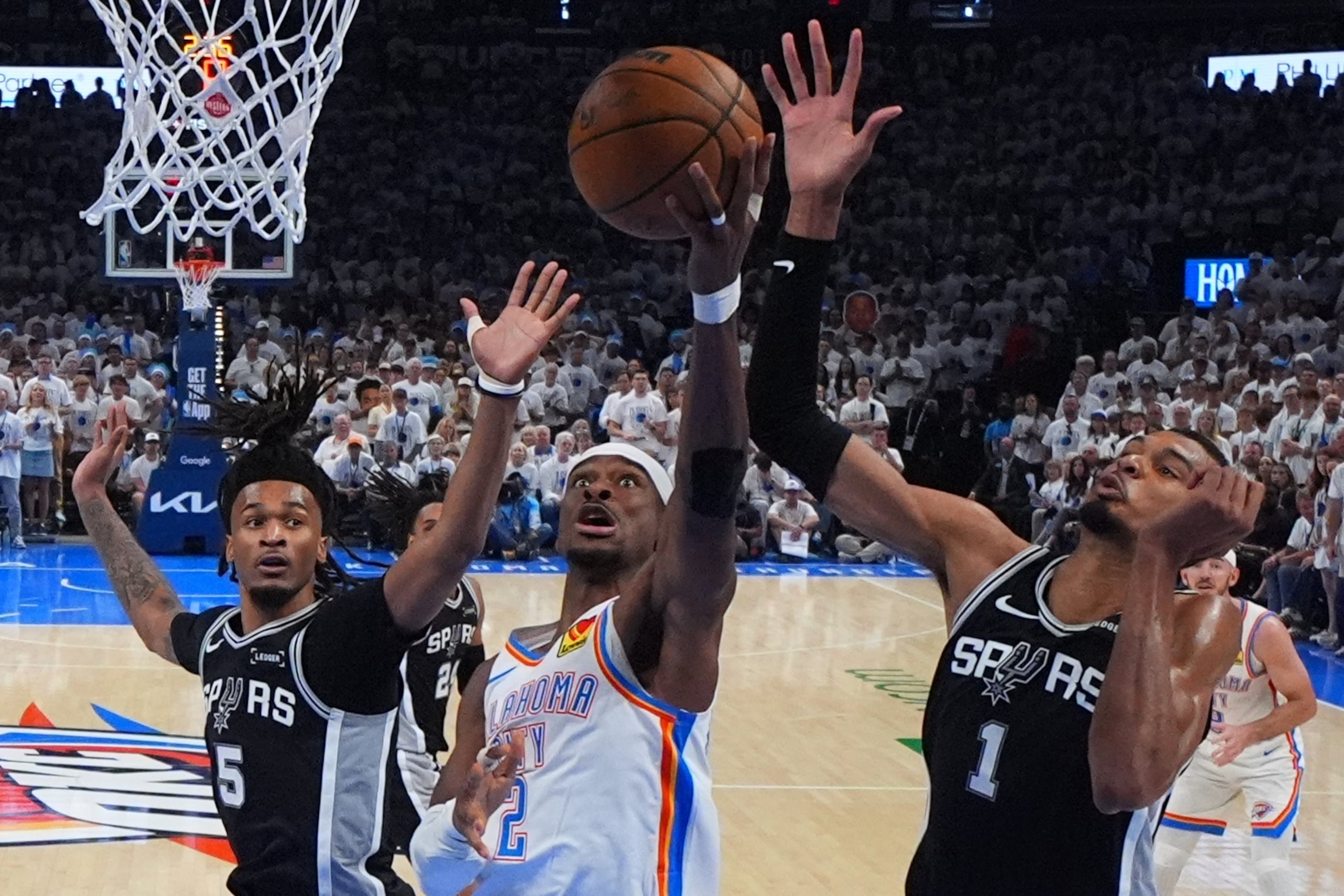 Shai Gilgeous-Alexander, del Thunder de Oklahoma City, lanza frente a Victor Wembanyama, de los Spurs de San Antonio, en el quinto juego de las finales de la Conferencia del Oeste.