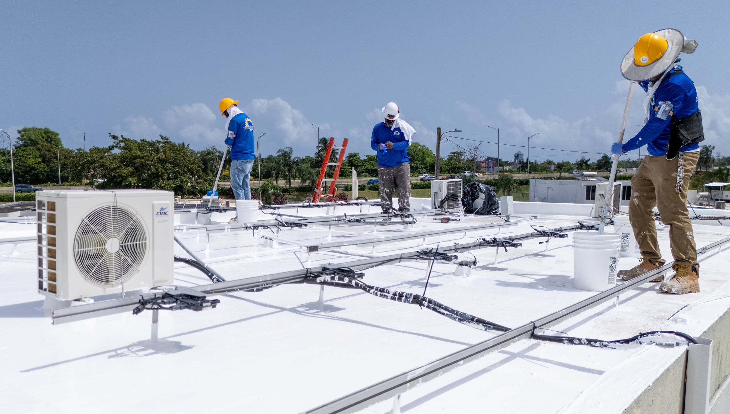 WindMar Home es la única compañía en la que el manufacturero del producto de sellado está presente durante el proceso evaluación del techo.