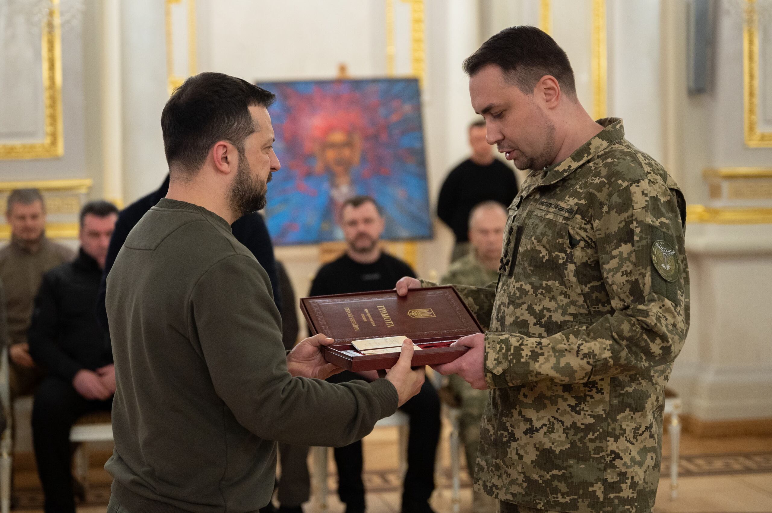 El presidente ucraniano Volodymyr Zelensky (izquierda) premiando a Kyrylo Budanov (derecha), jefe de la Dirección Principal de Inteligencia del Ministerio de Defensa de Ucrania, con la Orden de la "Estrella Dorada" y el título de Héroe de Ucrania en Kiev, Ucrania, el 9 de febrero de 2024. (EFE/EPA/SERVICIO DE PRENSA PRESIDENCIAL FOLLETO FOLLETO SÓLO PARA USO EDITORIAL/NO VENTAS FOLLETO SÓLO PARA USO EDITORIAL/NO VENTAS)