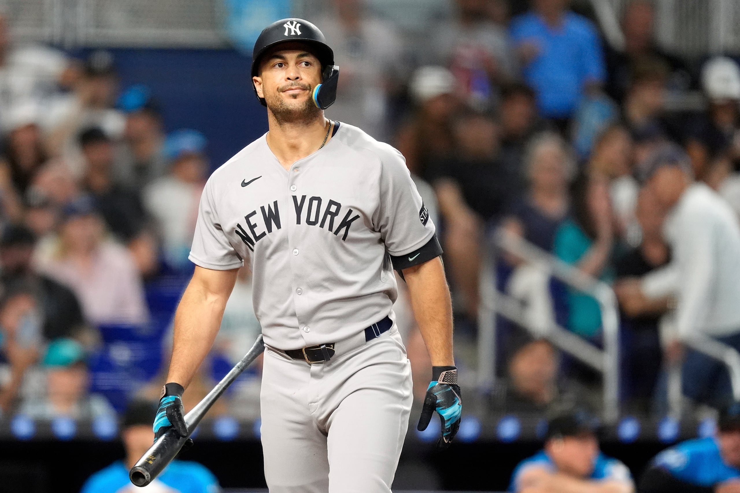 Giancarlo Stanton reacciona luego de poncharse.