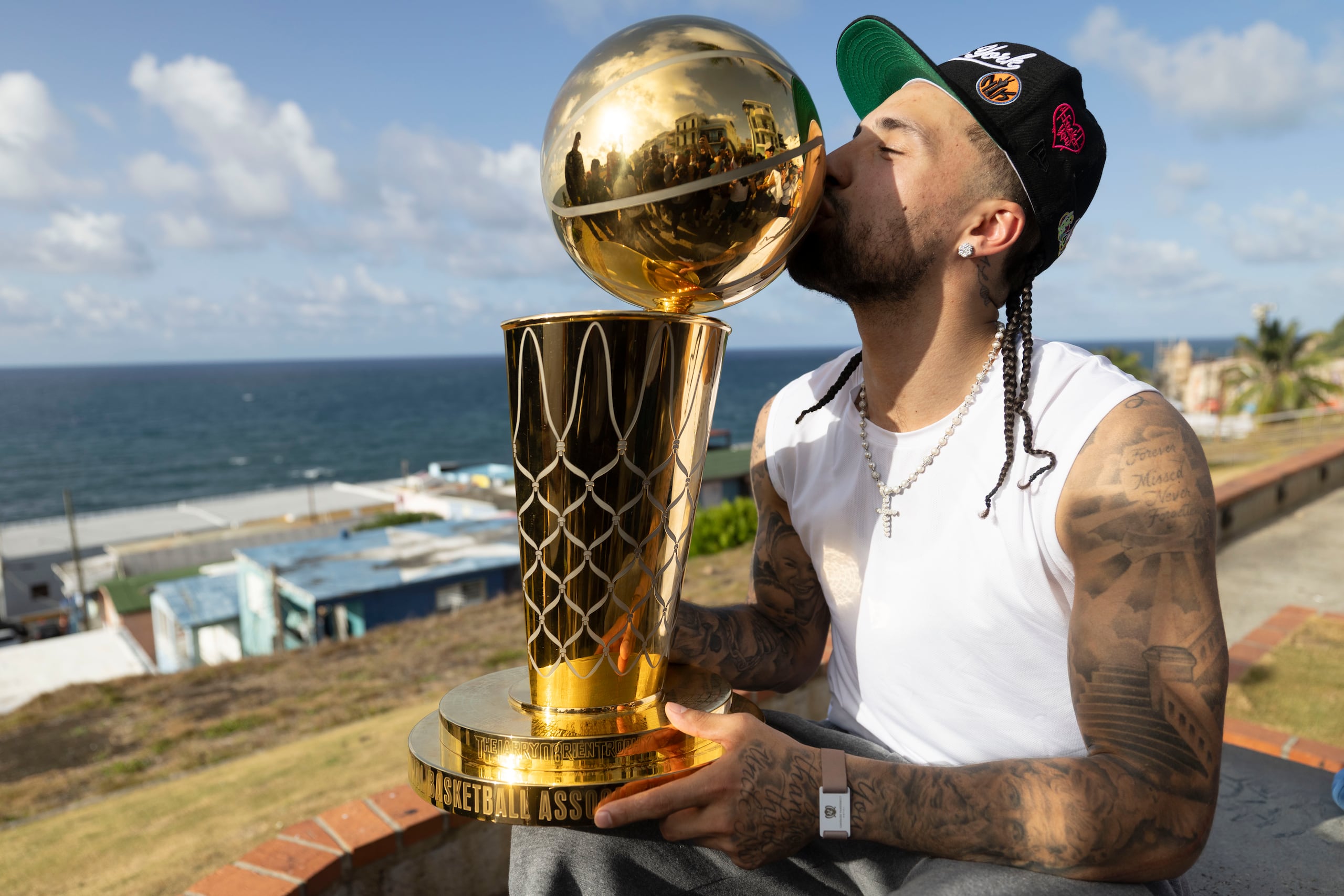 José Alvarado besa el trofeo Larry O'brien que ganó con los Knicks de Nueva York frente a La Perla del Viejo San Juan.