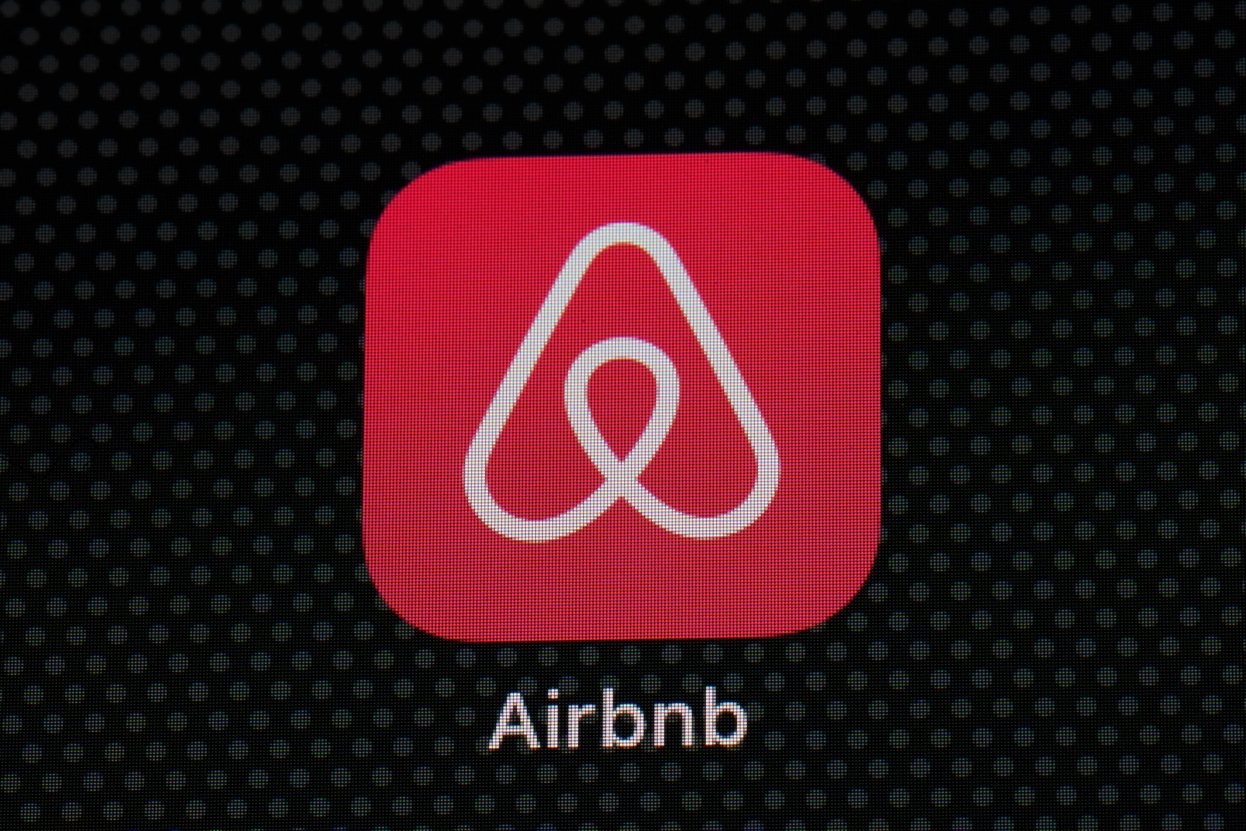 La app de Airbnb en una pantalla de iPad en Washington, D.C., el 8 de mayo de 2021. (AP Foto/Patrick Semansky, Archivo)