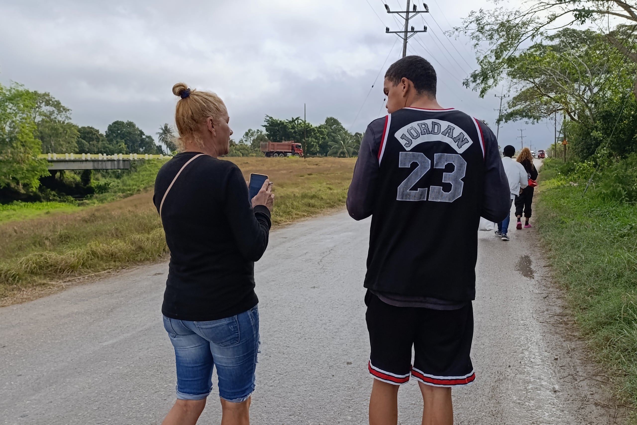 El cubano Dariel Cruz García (d) camina junto a su madre Yaquelin Cruz García este miércoles, su salida de la prisión 1580 en La Habana (Cuba).