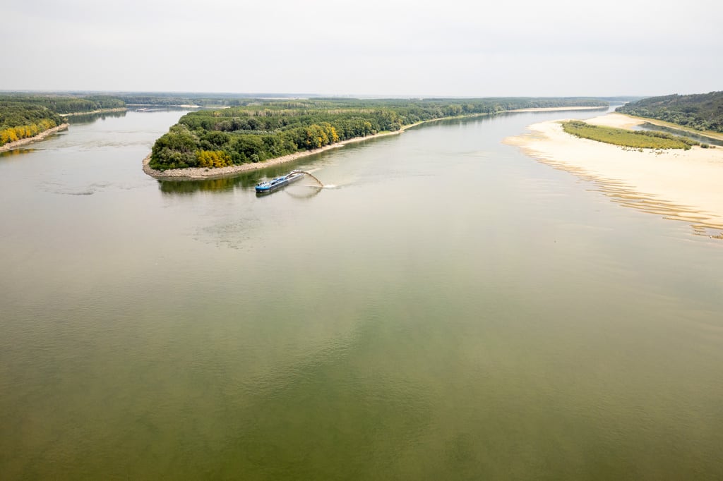 Imagen de la cobertura de: Hunden barcazas para aumentar el caudal de un río y garantizar agua para una central nuclear