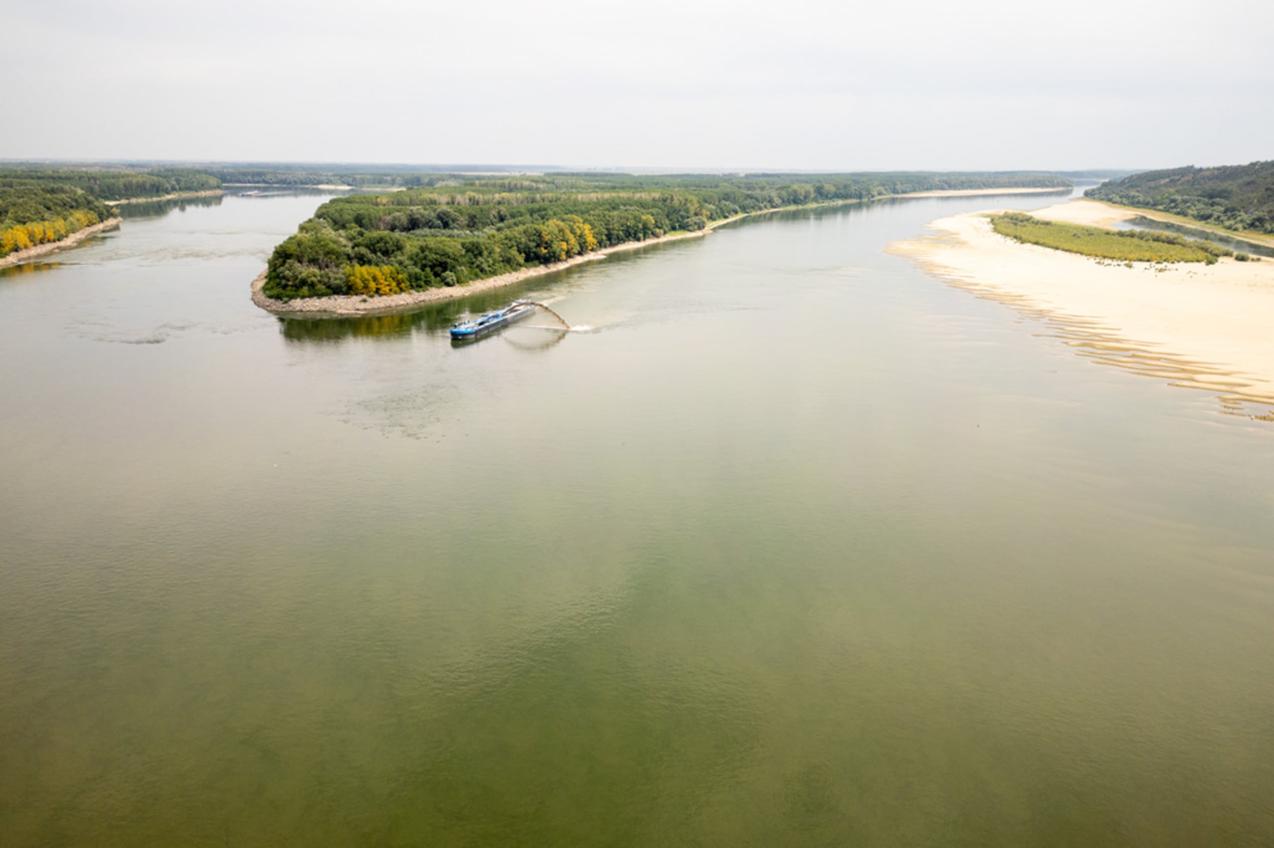 El río Danubio tras el hundimiento de barcazas a fin de llevar agua a la central nuclear Cernavoda, en Izvoarele, Rumania, el 3 de agosto del 2026.