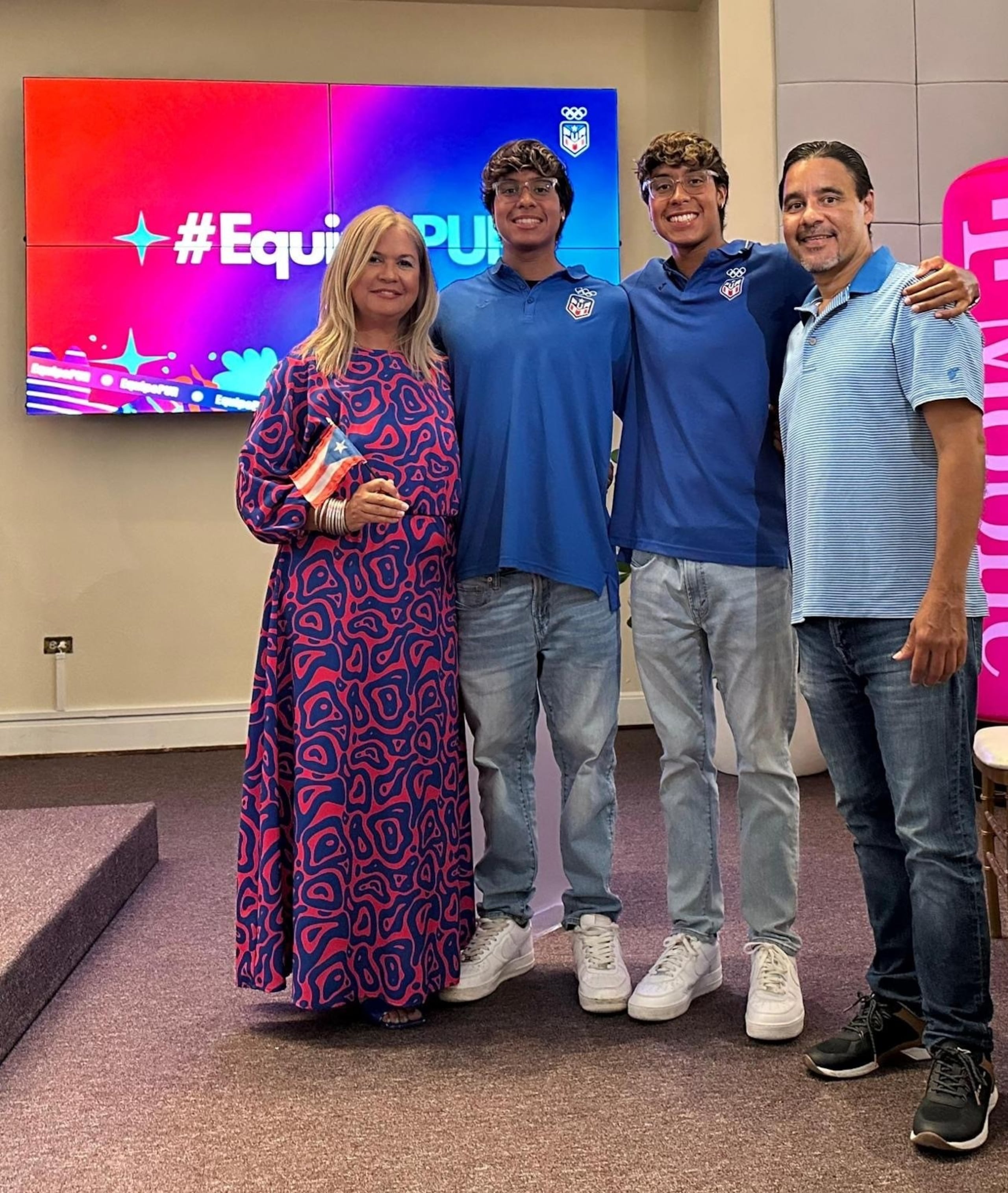 Jamarr (izquierda) y Jarod (derecha) junto a sus padres Jessica Mason y Wilfredo Bruno.