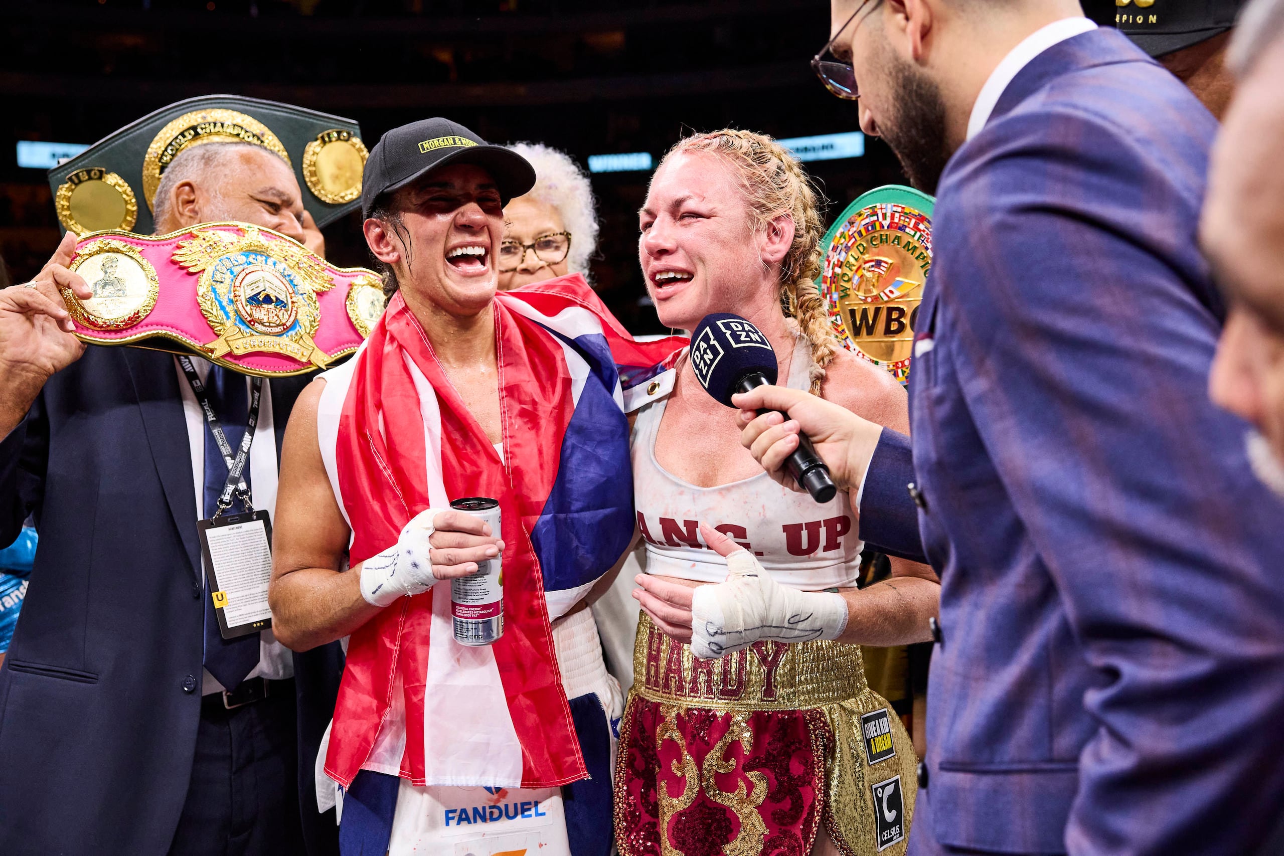 Amanda Serrano tras derrotar a Heather Hardy en agosto de 2023.