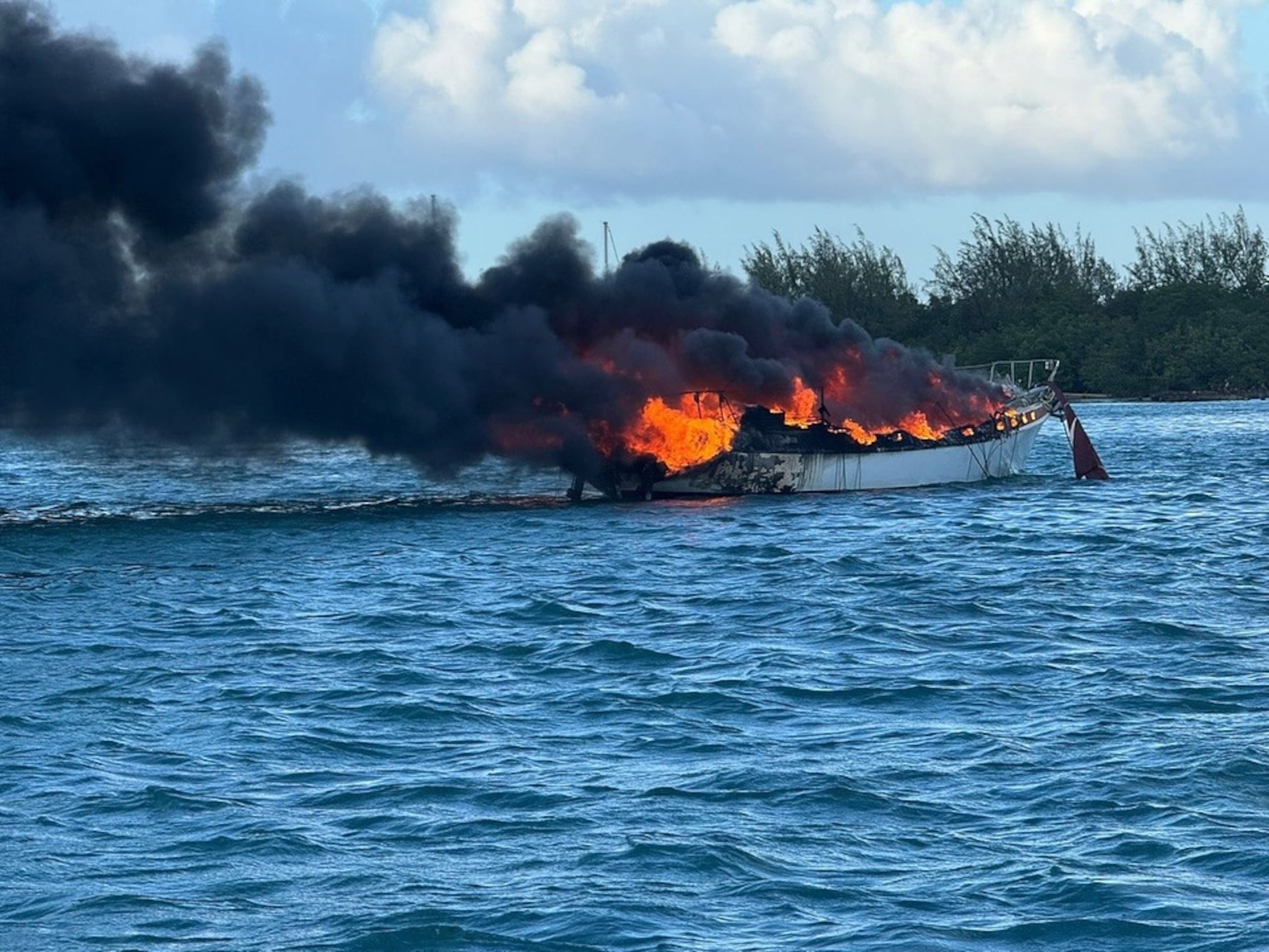 Un velero se incendió cerca de la isleta Marina en la costa de Fajardo.