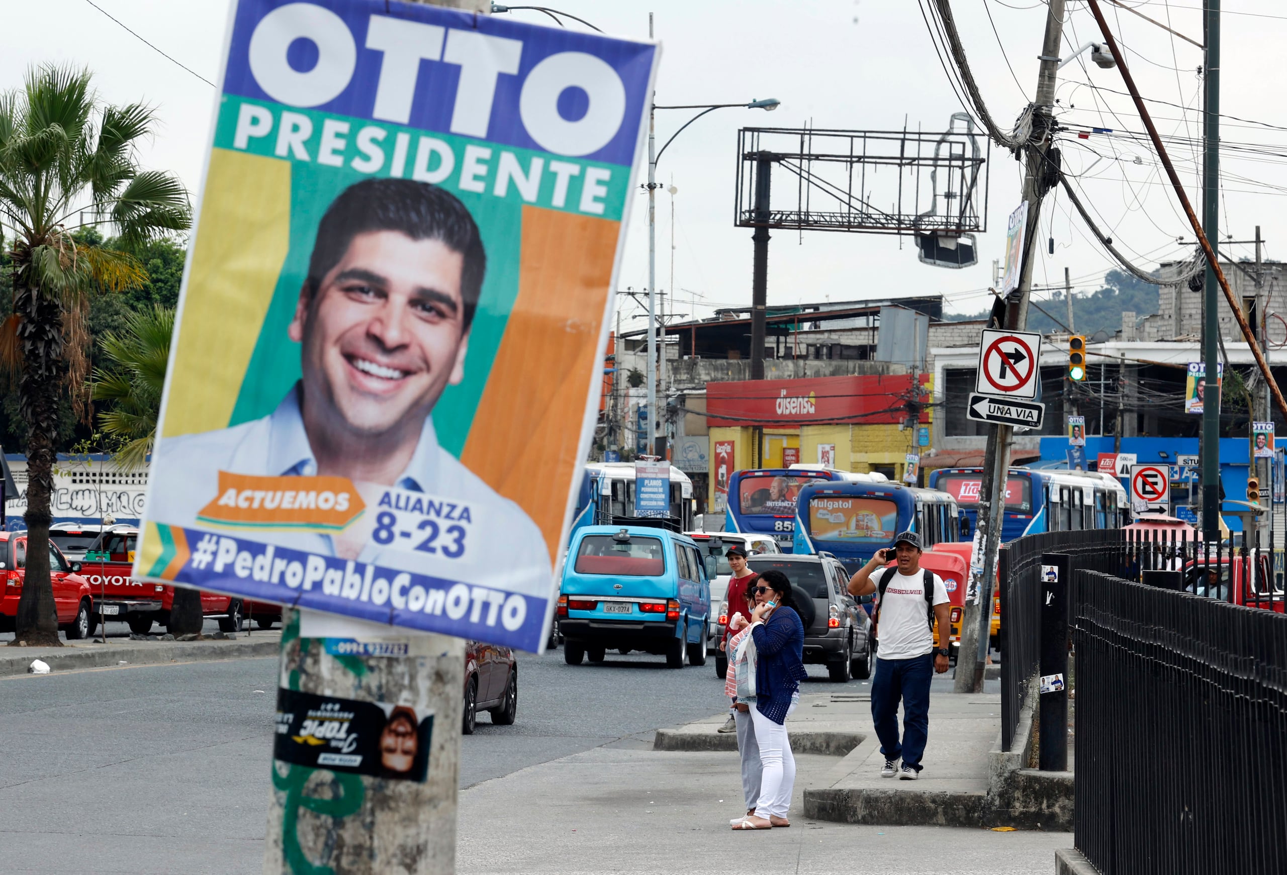Fotografía de una pancarta del candidato a la presidencia de Ecuador Otto Sonnenholzner en una calle de Guayaquil.