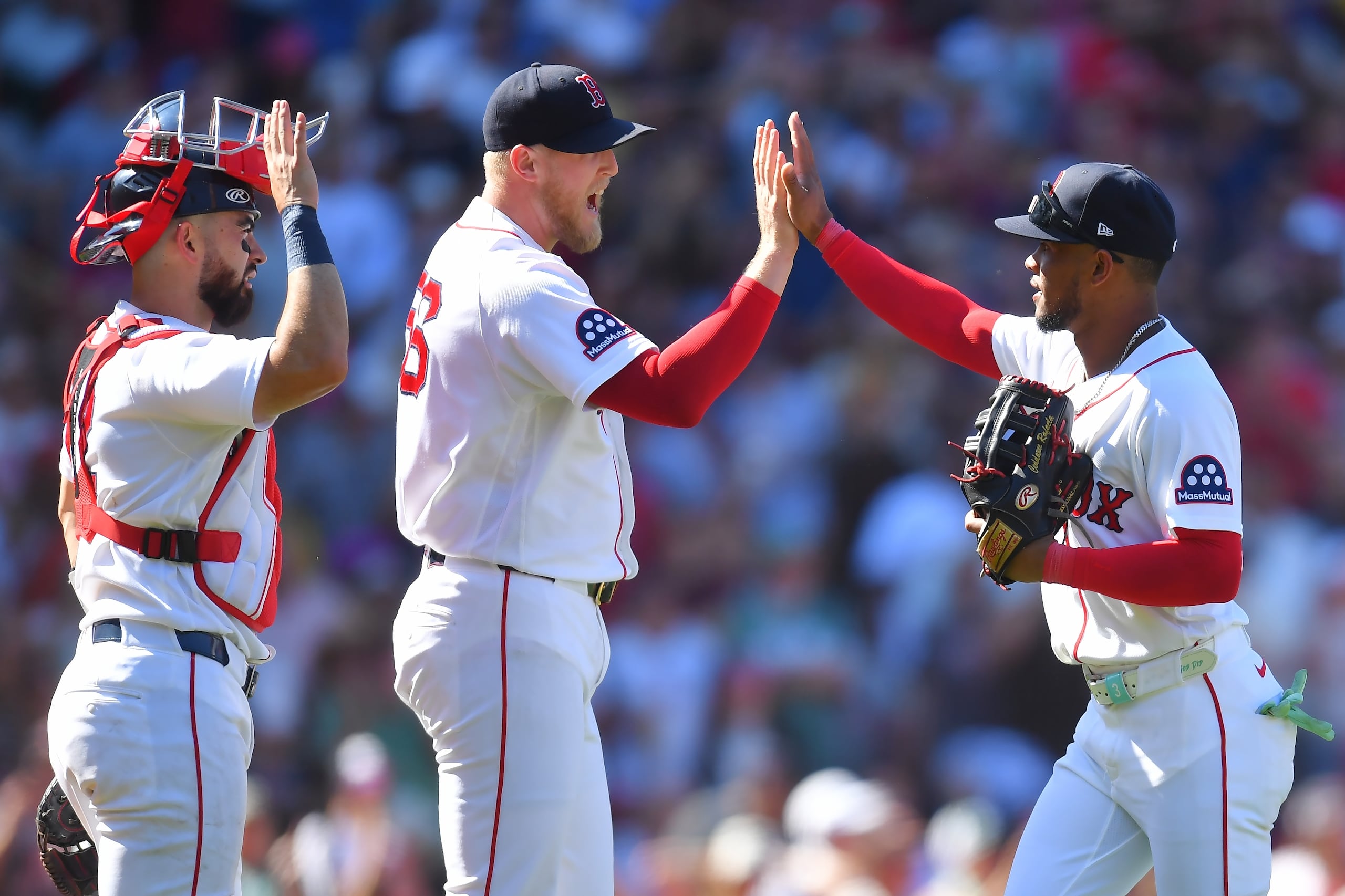 Connor Wong, Ryan Watson y Ceddanne Rafaela de los Red Sox de Boston.