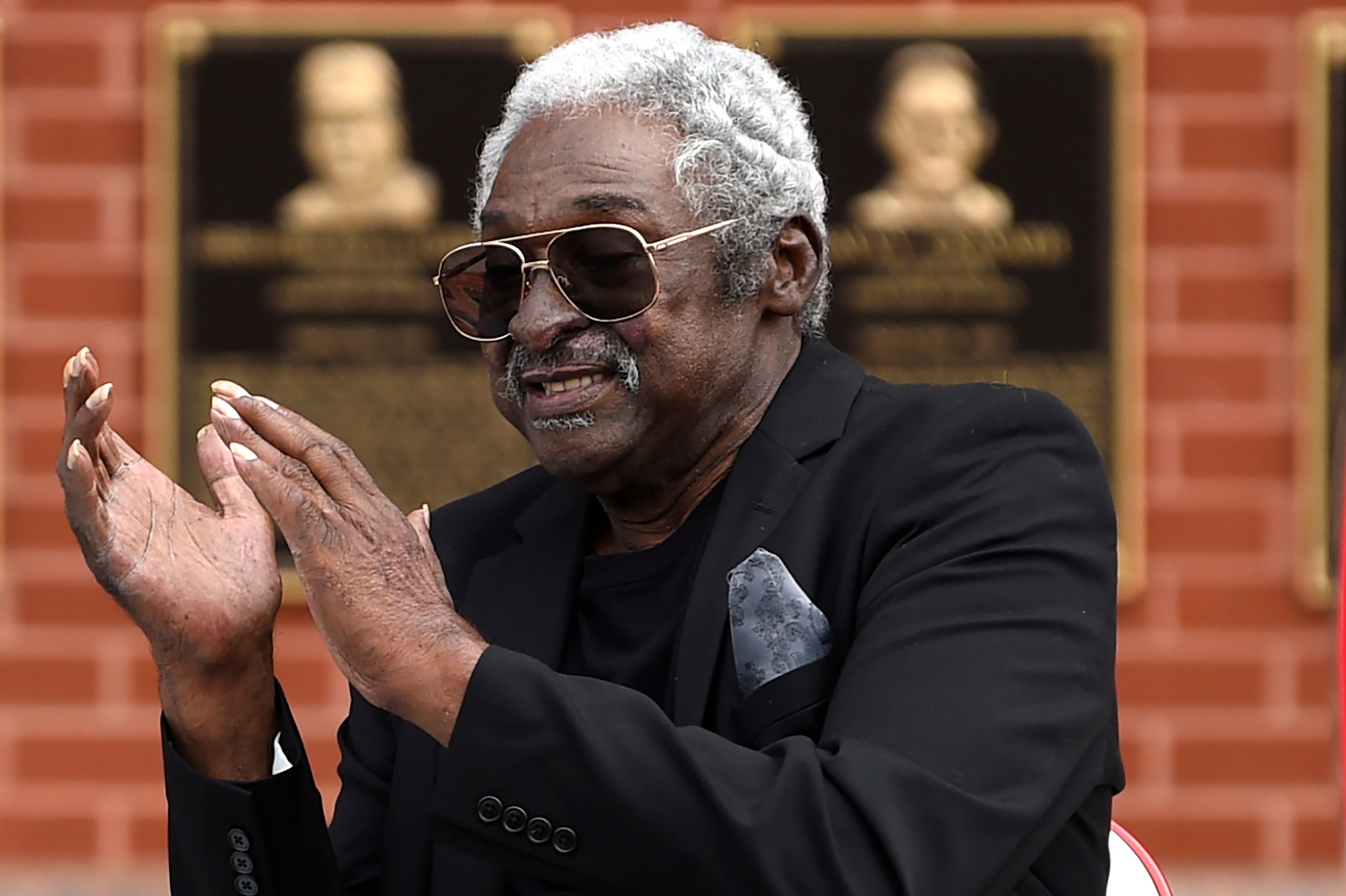 Dick Allen reacciona aquí cuando su número fue retirado por los Phillies en el 2020.