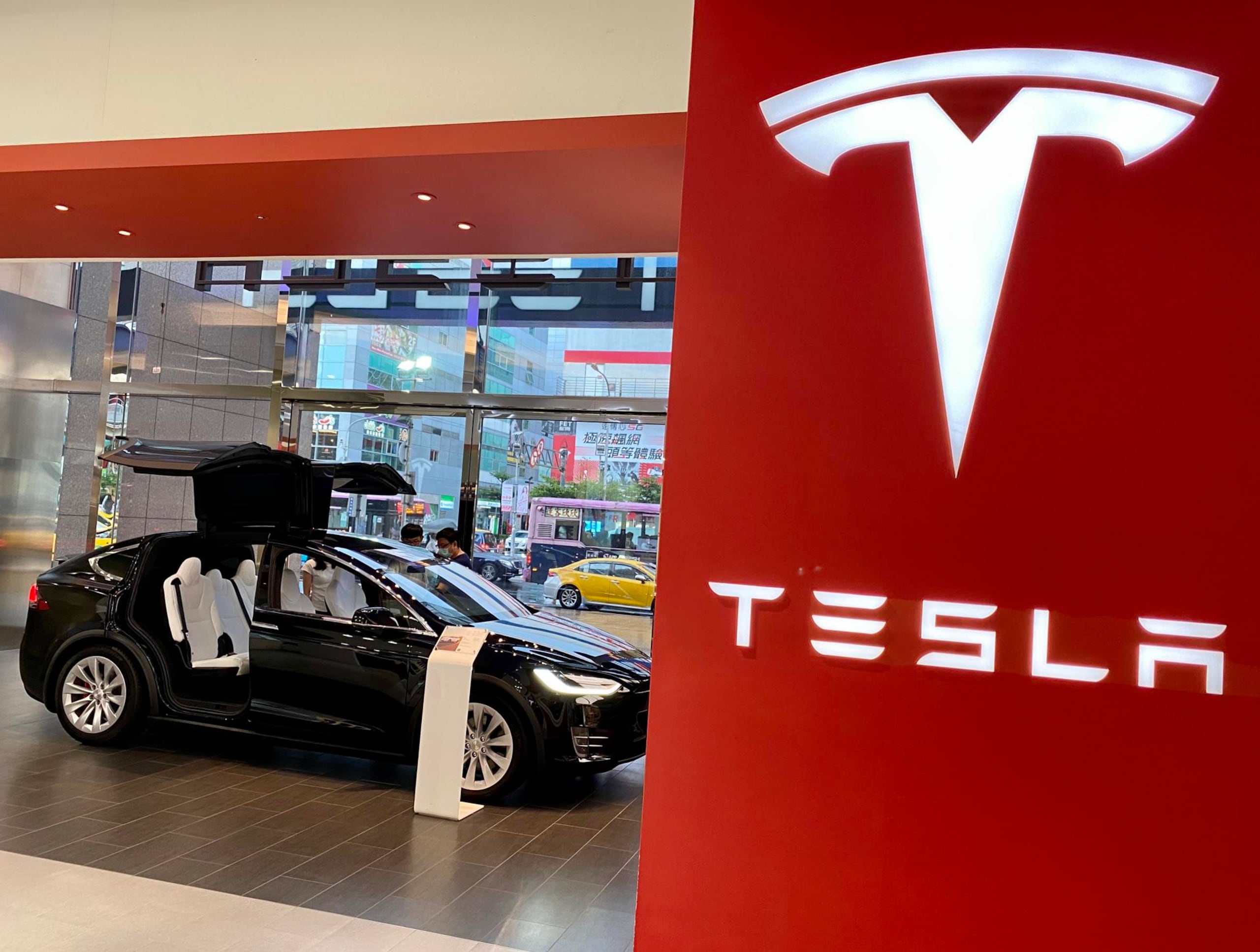 La llamada a revisión afecta a vehículos Model 3, Model S y Model X de los años 2021 a 2024 así como Model Y de los años 2020 a 2024. En la imagen, un Tesla Model X del 2020. (EFE/EPA/RITCHIE B. TONGO)