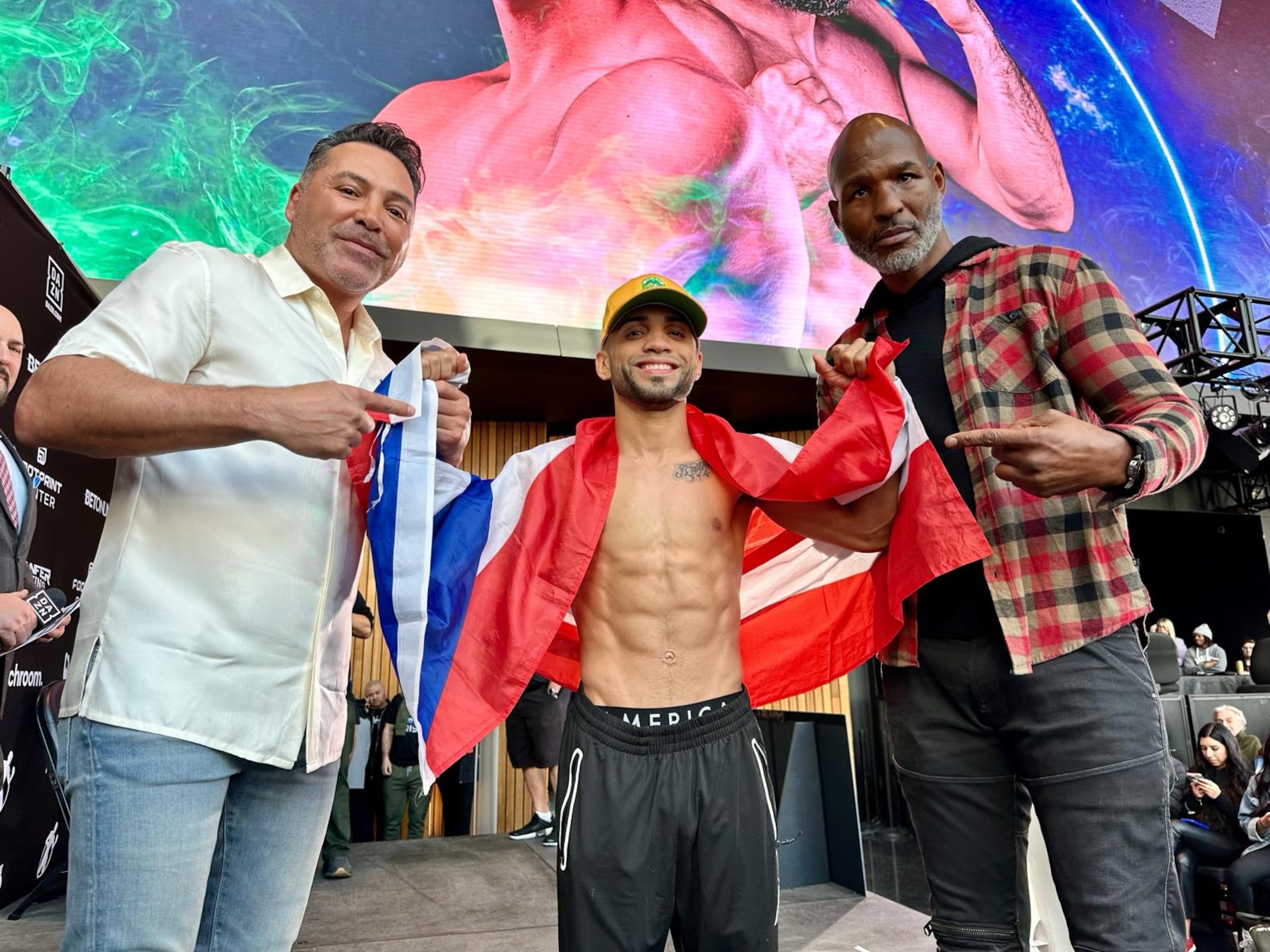 Oscar Collazo estuvo escoltado por Oscar de la Hoya y Bernard Hopkins durante el pesaje.