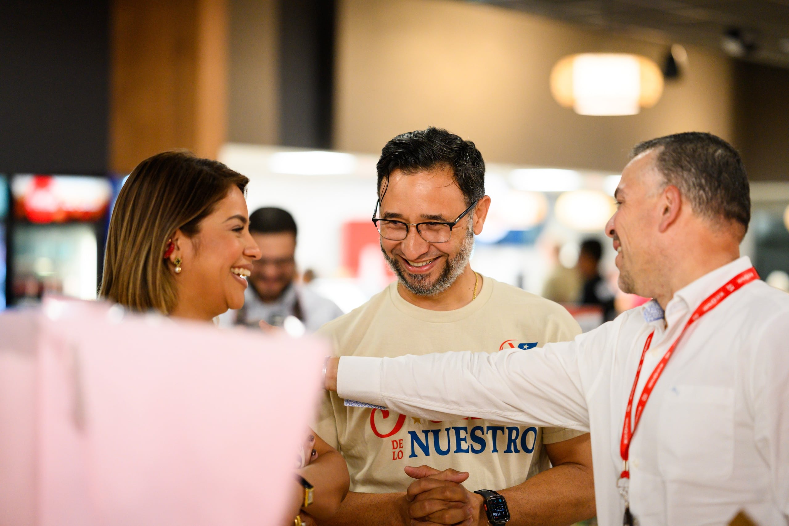 (De izquierda a derecha): Saray López, vicepresidenta, y Roberto Fuenmayor, presidente y fundador de YARAS Corp, comparten con un empresario local.