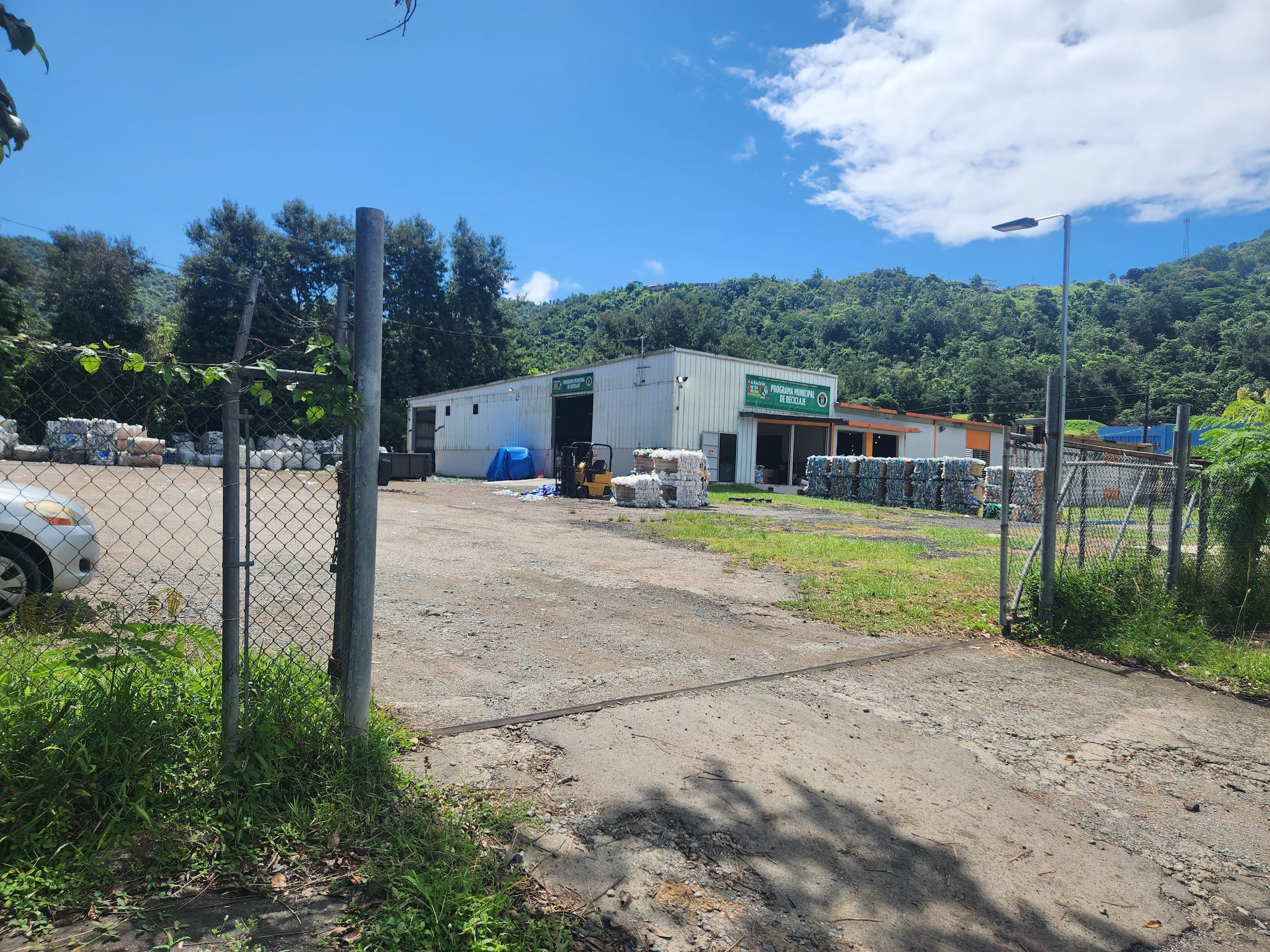 Edificio que invadió el municipio para establecer el Programa Municipal de Reciclaje, edificios vacíos y el proyecto de JL Aparel Development.