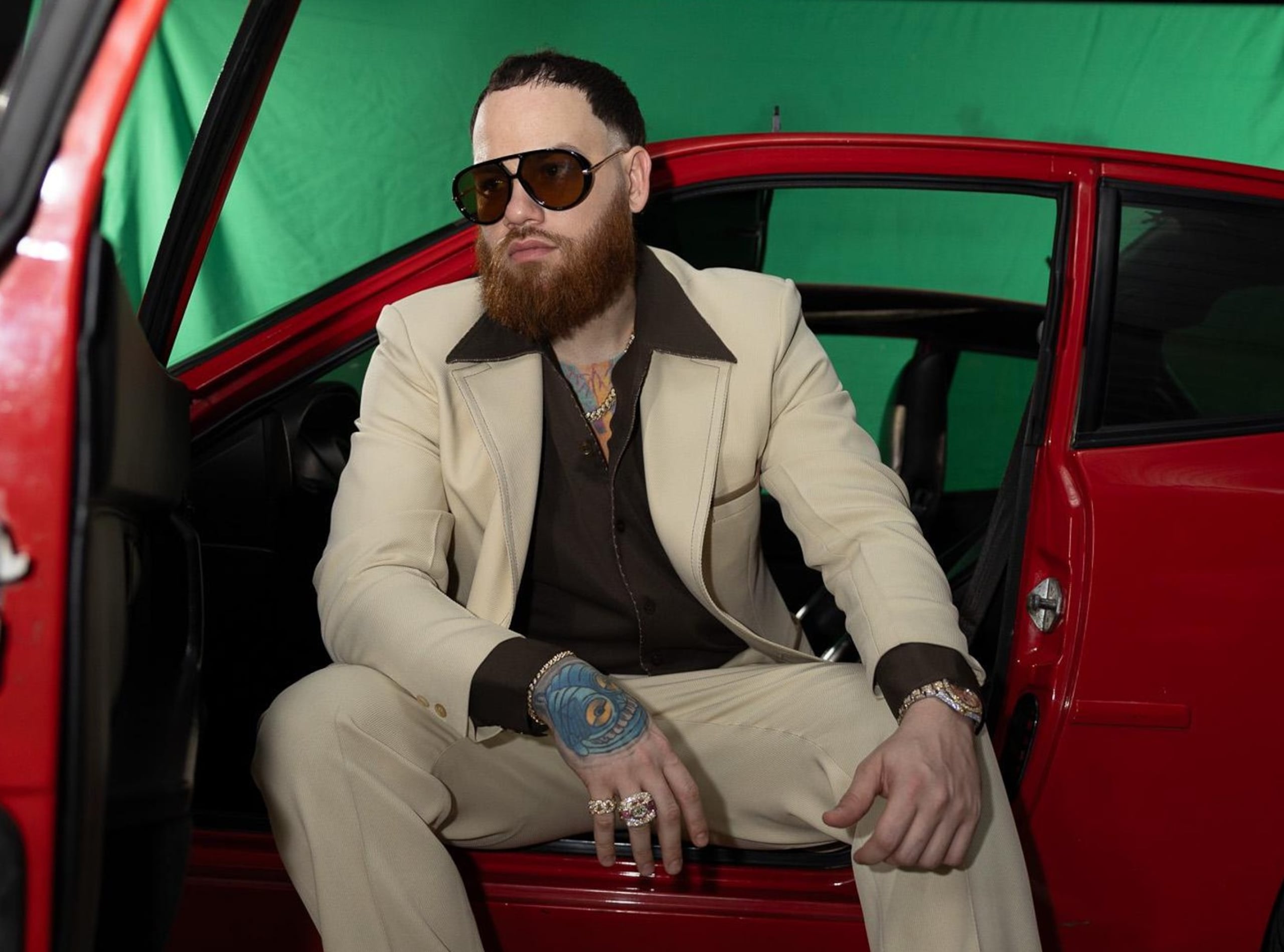 El sencillo y el video musical de “2 Way Player” están disponibles en todas las plataformas digitales.