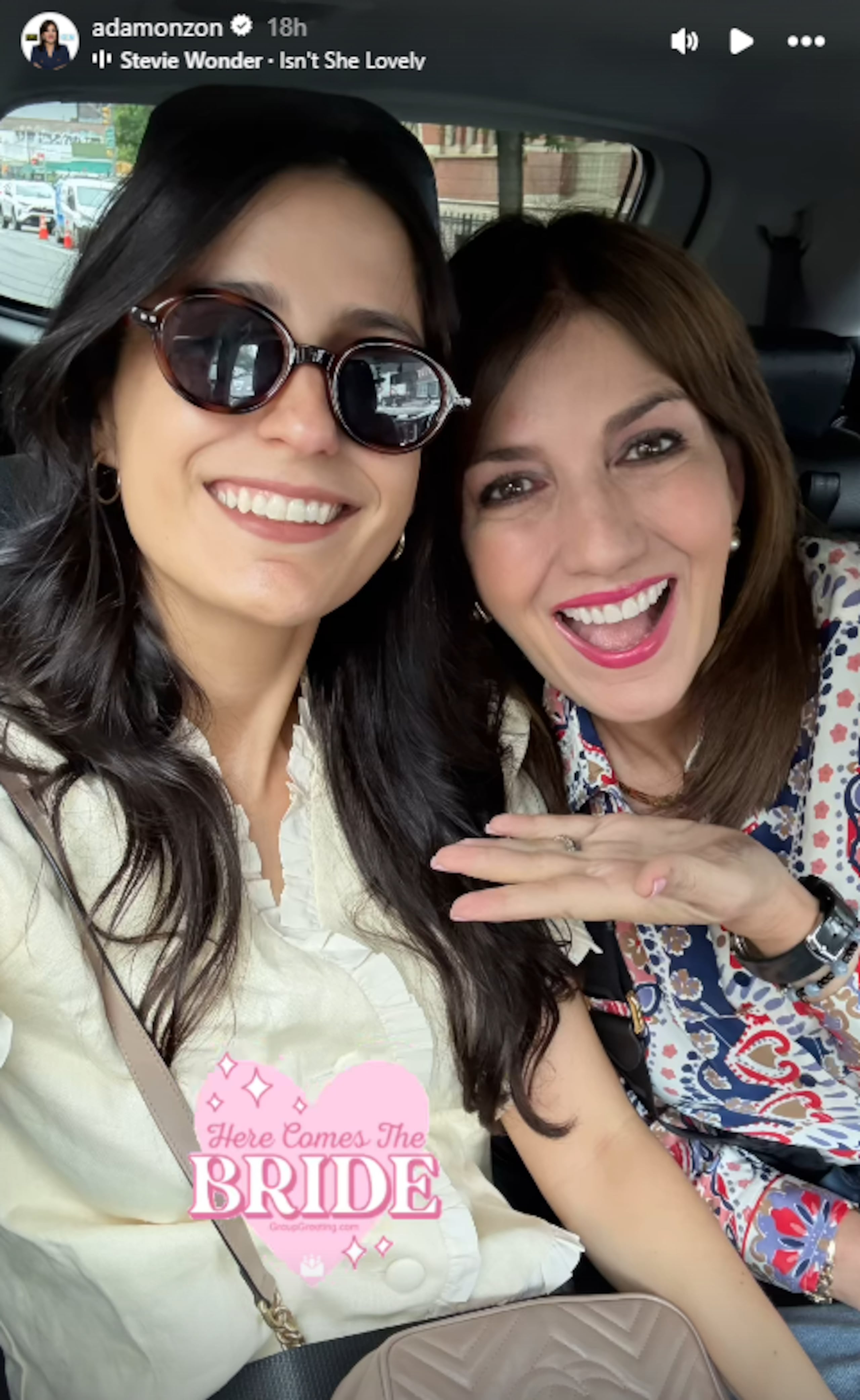 Una de las hijas de Ada Monzón va rumbo al altar este fin de semana, según compartió la meteoróloga en su cuenta de Instagram.
En la imagen aparece Ada junto a su hija Juliana Monzón, quien en diciembre pasado se comprometió con Antonio Zarur.
“Here comes the bride” ("Ahí viene la novia"), colocó Ada en la foto. Ambas se encontraban en el interior de un vehículo.