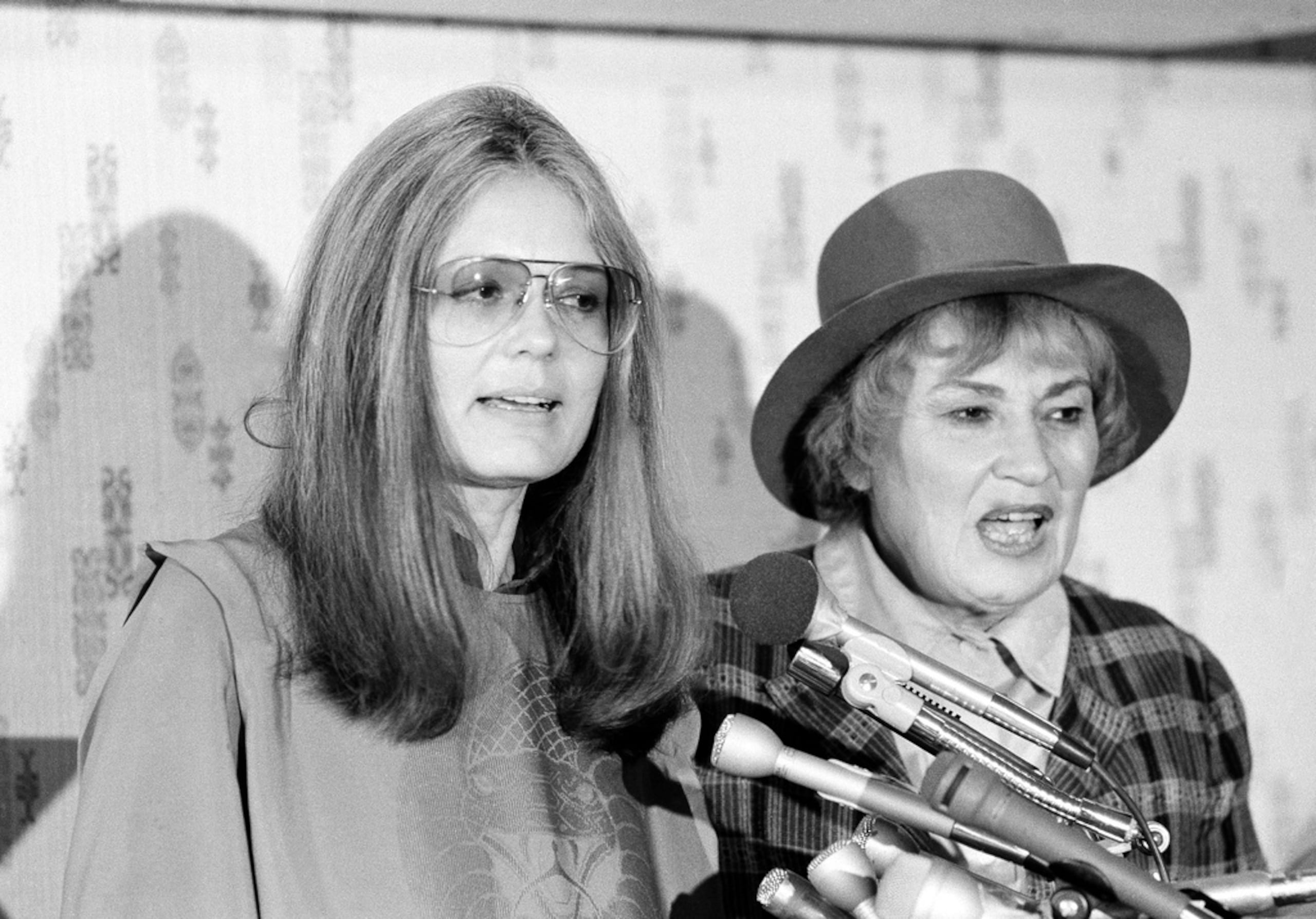 Gloria Steinem, secretaria de Women USA, a la izquierda, y la excongresista Bella Abzug, presidenta de Women USA, responden preguntas durante una conferencia de prensa en Washington, el 20 de noviembre de 1979.