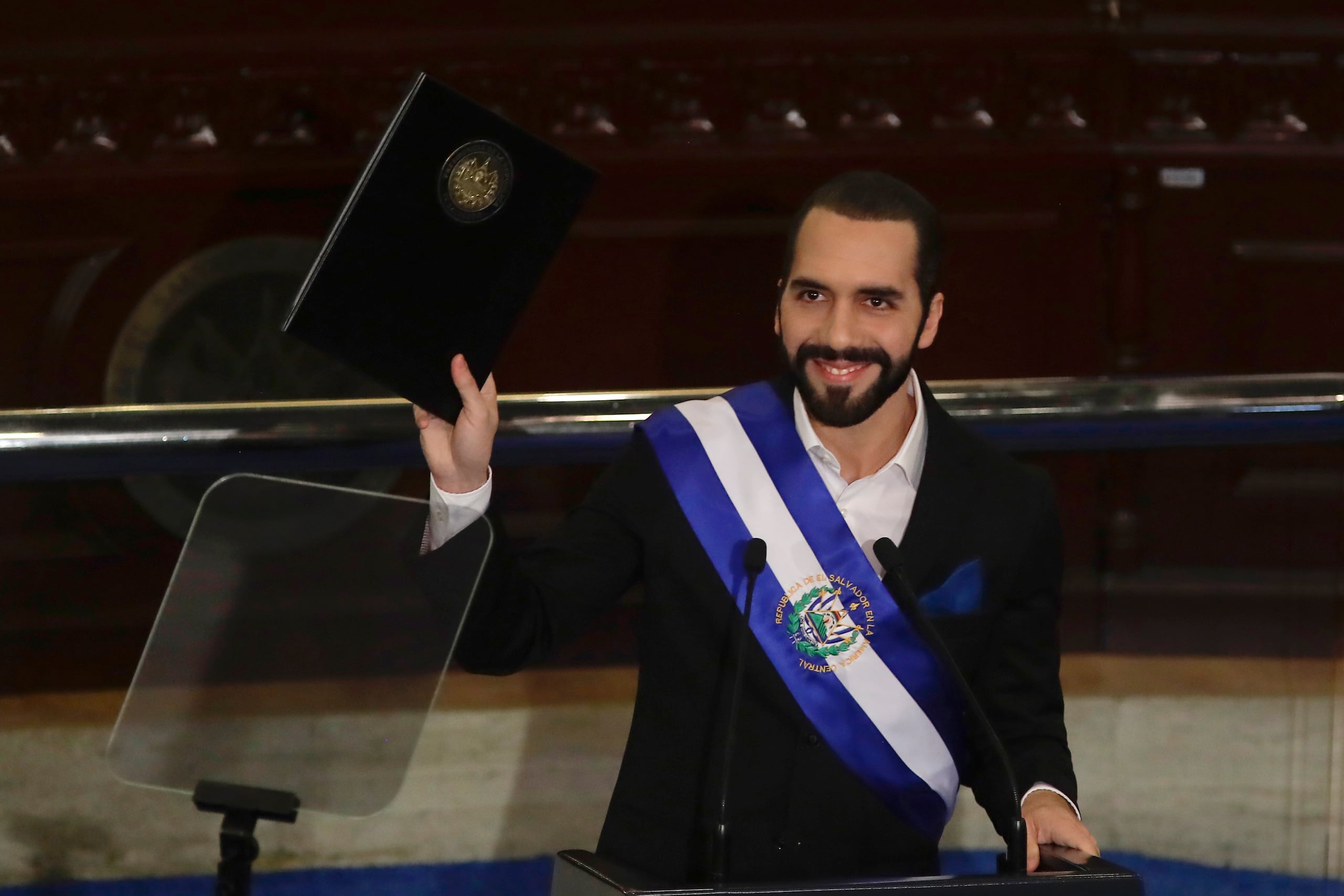 El régimen goza de la aceptación de una buena parte de la población, en especial de los ciudadanos que viven en comunidades y barrios históricamente afectados por la violencia de las pandillas, y elevó la popularidad del presidente Nayib Bukele.