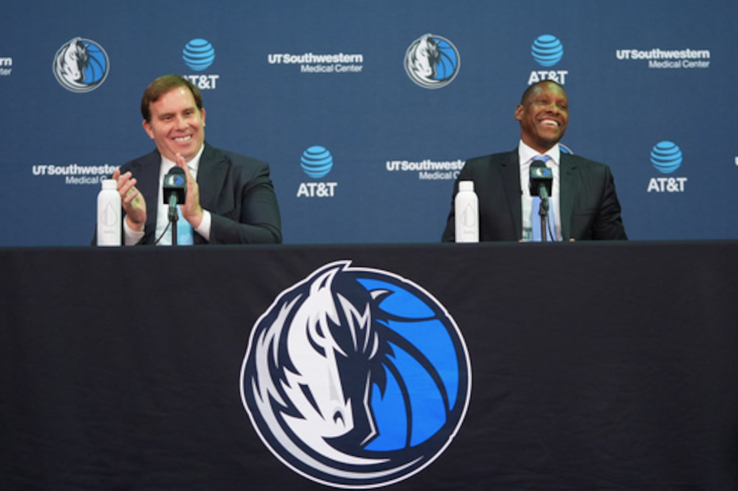 El nuevo presidente de los Dallas Mavericks, Masai Ujiri, a la derecha, ríe mientras el gobernador del equipo, Patrick Dumont, aplaude durante una rueda de prensa introductoria al baloncesto de la NBA en Dallas, el martes 5 de mayo de 2026. (AP Photo/LM Otero)