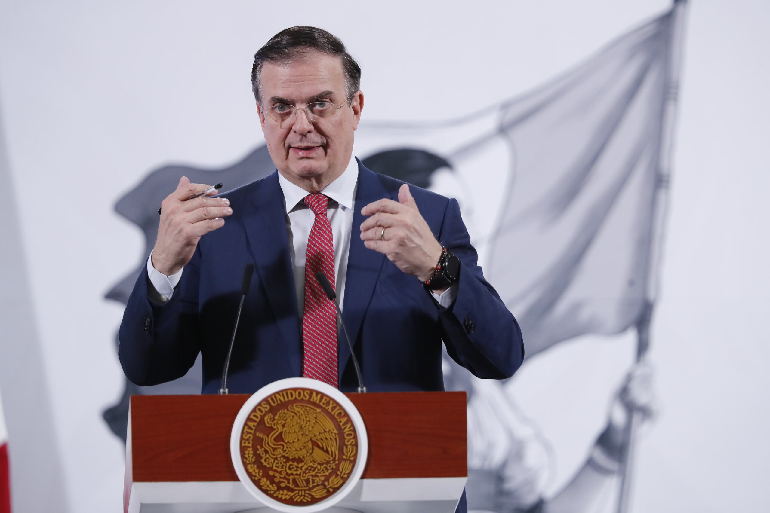 El secretario de Economía de México, Macelo Ebrard, participa este martes en una rueda de prensa de la presidenta de México, Claudia Sheinbaum, en Palacio Nacional de la Ciudad de México, México. (EFE/Mario Guzmán)