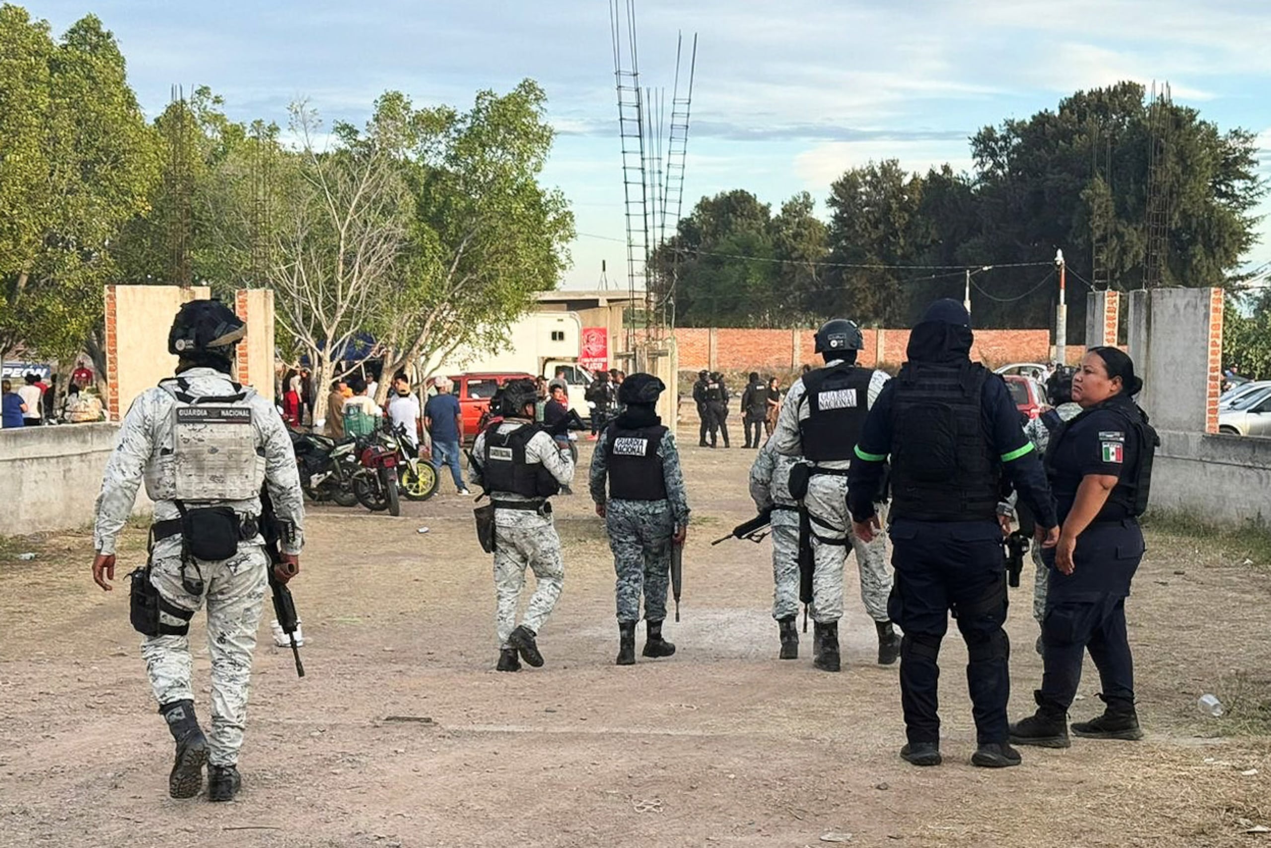 MEX3231. SALAMANCA (MÉXICO), 25/01/2026.- Integrantes de la Guardia Nacional de México custodian la zona donde se cometió un ataque armado este domingo, en la ciudad de Salamanca (México). Al menos 11 personas murieron y 12 más resultaron lesionadas tras un ataque armado durante un partido de fútbol en la comunidad Loma de Flores, en el municipio mexicano de Salamanca, estado de Guanajuato, oeste de México. EFE/STR