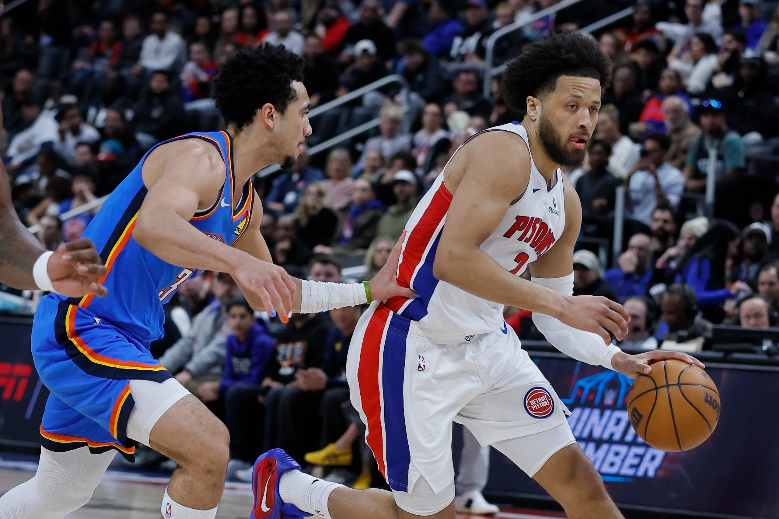 Cade Cunningham supera a Jared McCain en un juego entre los Pistons de Detroit y el Thunder de Oklahoma City.