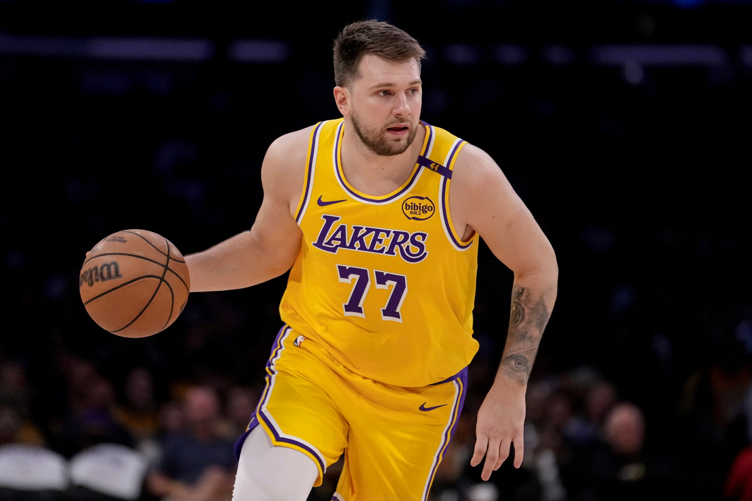 Luka Doncic, de los Lakers de Los Ángeles, maneja el balón durante un juego en los playoffs de la NBA contra los Timberwolves de Minnesota.