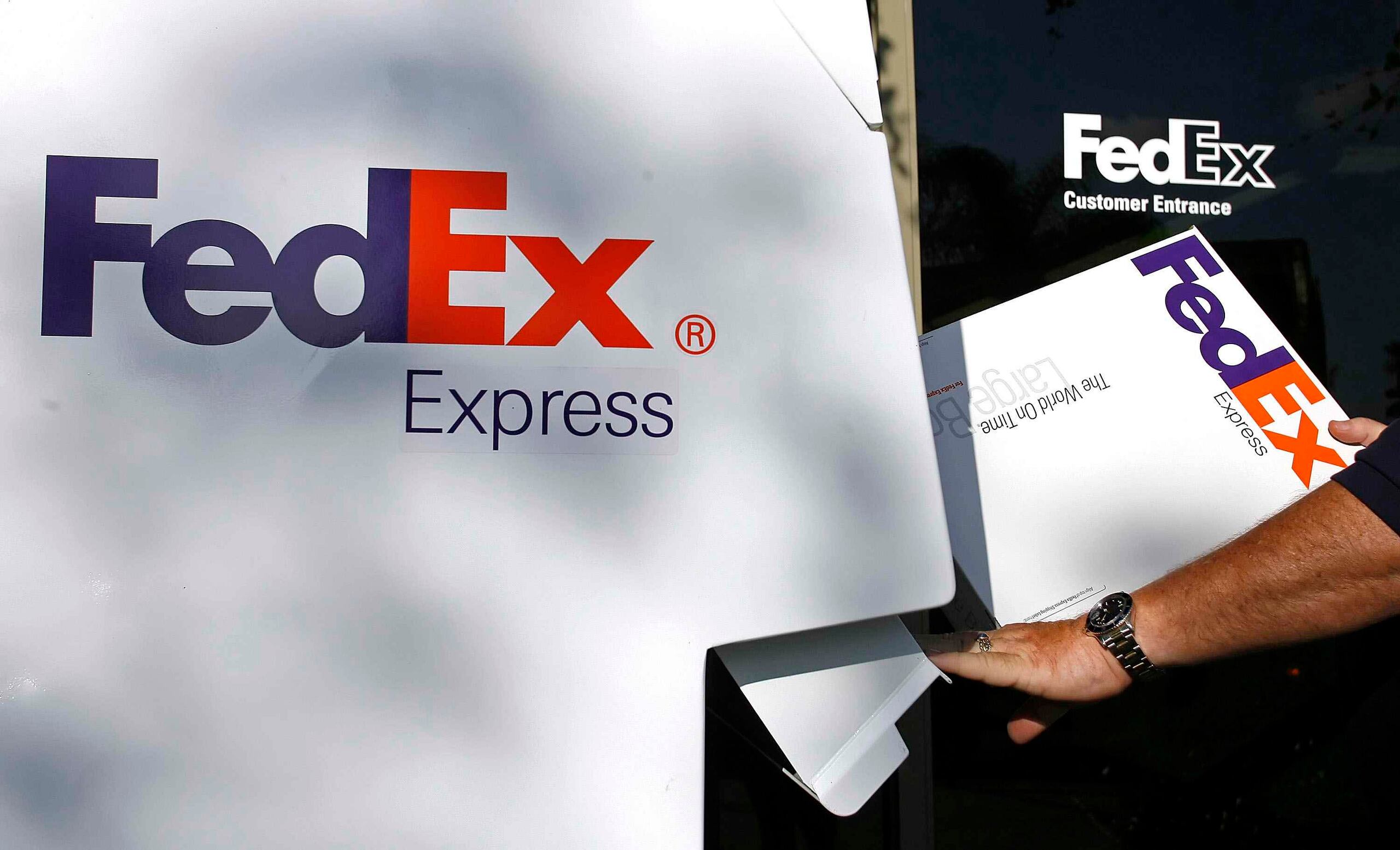 FedEx se comprometió a mantener la marca TNT Express durante lo que describió como "un período adecuado".