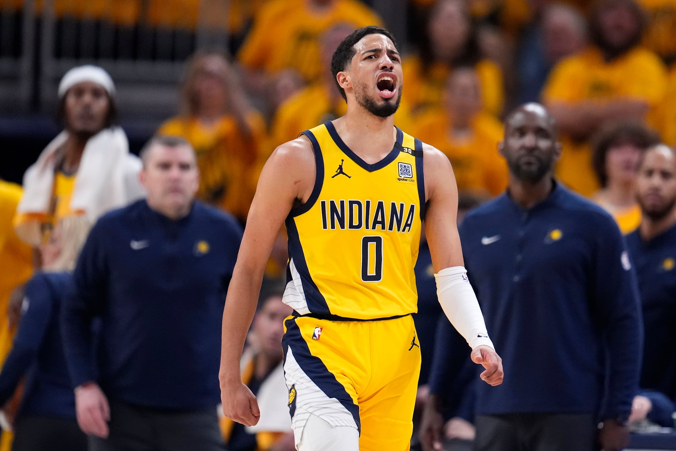 El base de los Pacers de Indiana Tyrese Haliburton reacciona en el juego 6 ante los Bucks de Milwaukee el jueves 2 de mayo del 2024. (AP Foto/Michael Conroy)