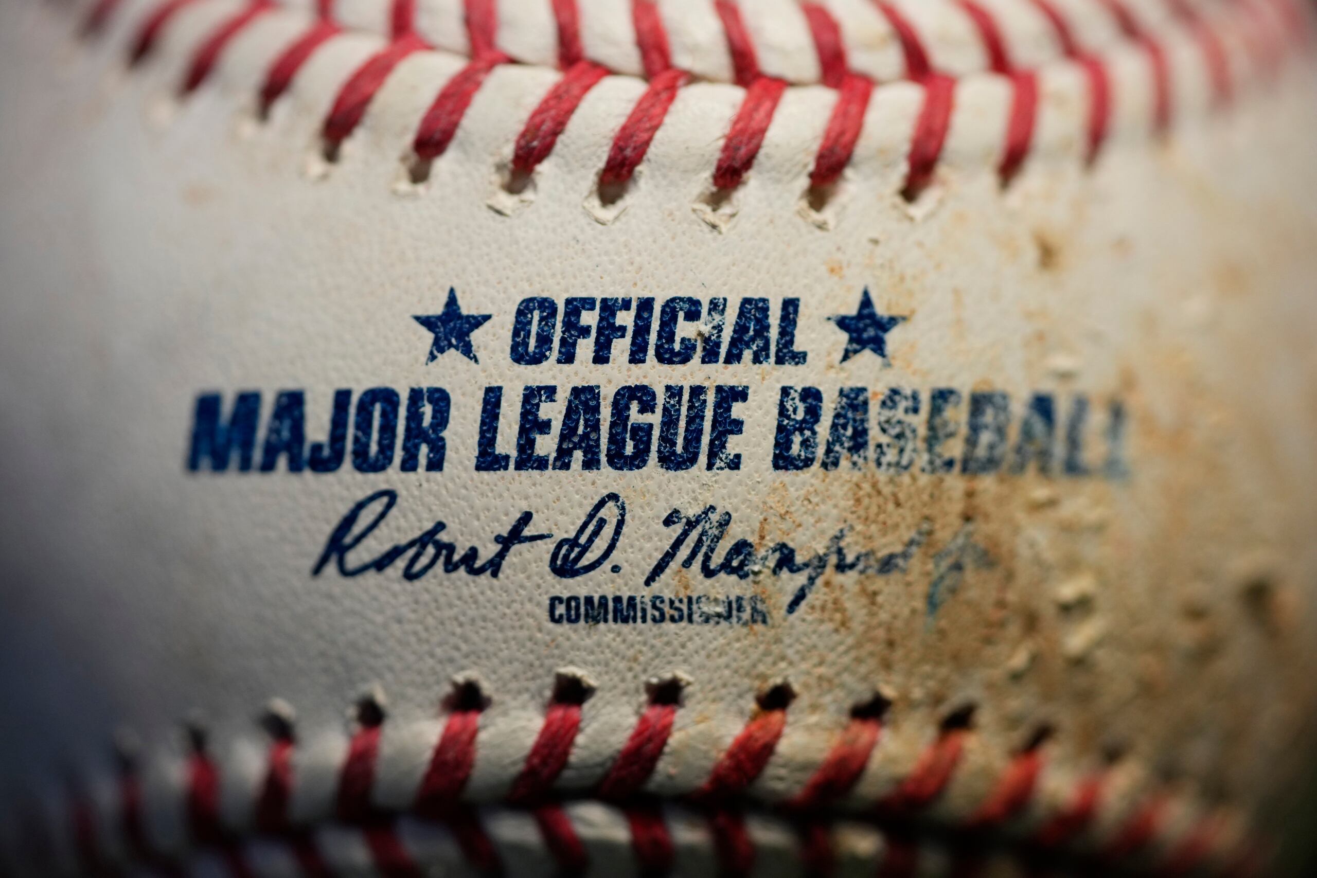 En esta foto del miércoles 22 de febrero de 2023, aparece una pelota de béisbol con el logotipo de las Grandes ligas, en Marple Township, Pennsylvania.