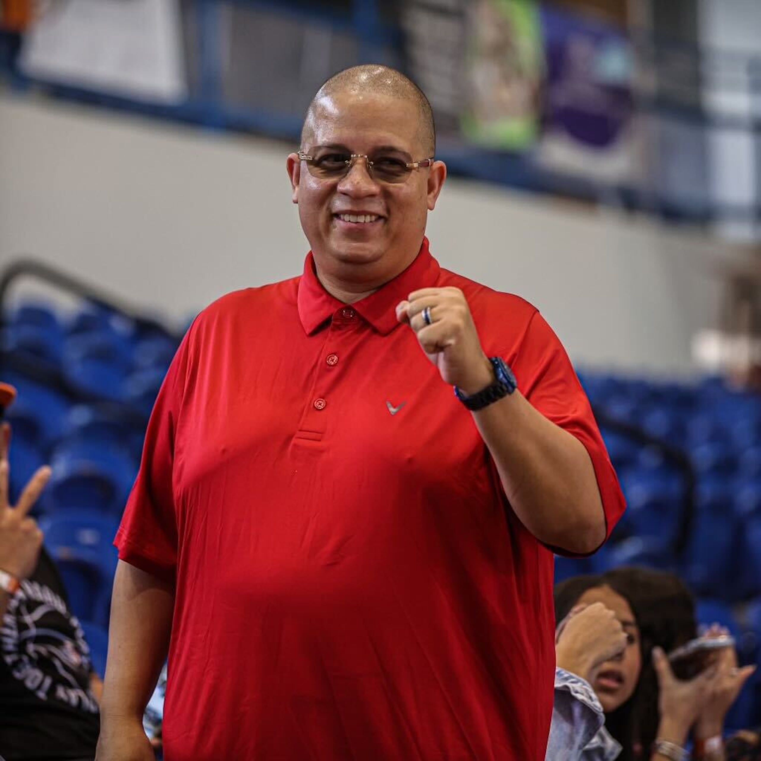 Héctor Delgado asistió al partido de la Escuela Ángel P. Millán en el Coliseo Fernando "Rube" Hernández.