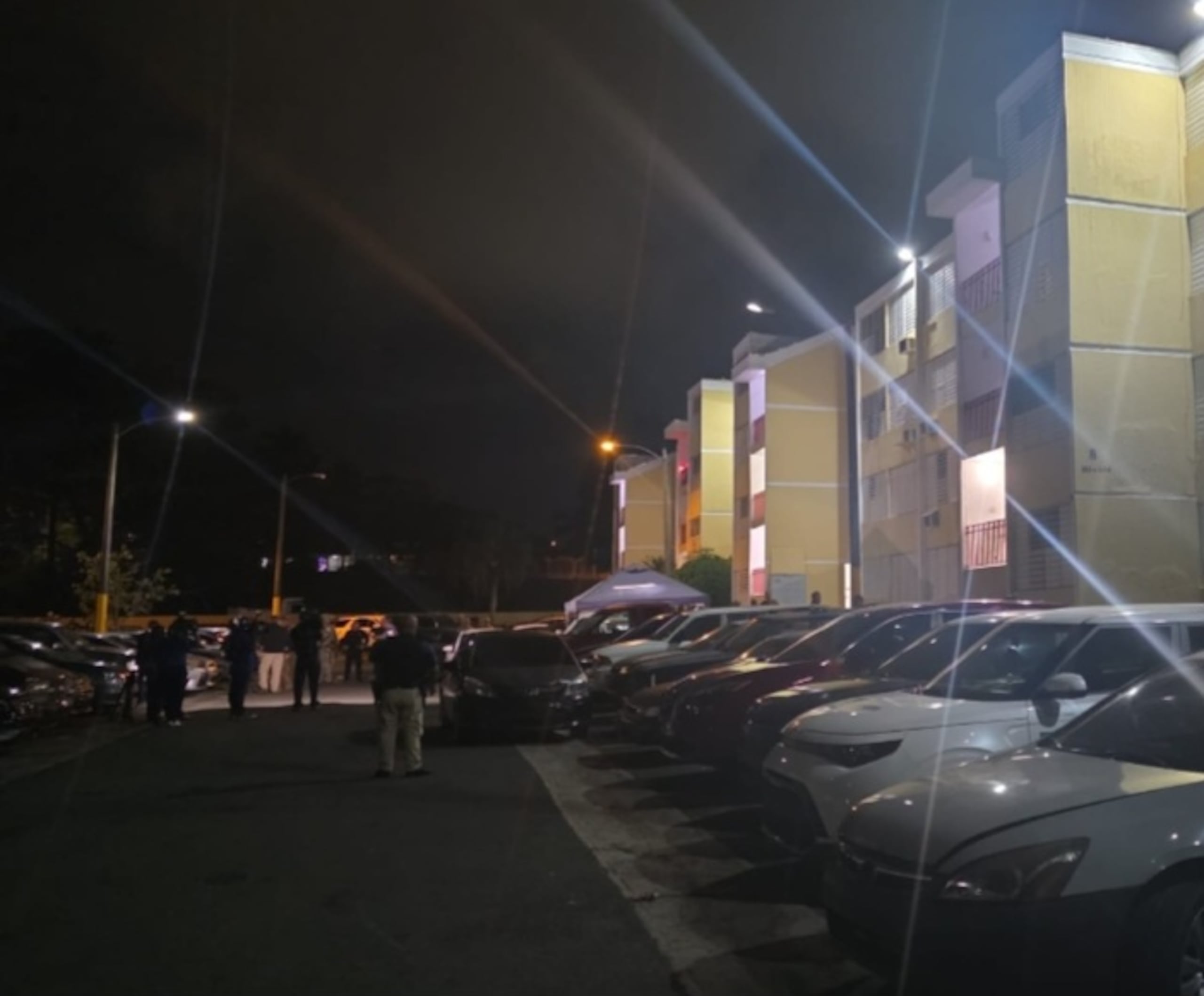 Agentes de la División de Drogas Metropolitana diligenciaron dos órdenes de allanamiento en el residencial El Manantial, en Puerto Nuevo.