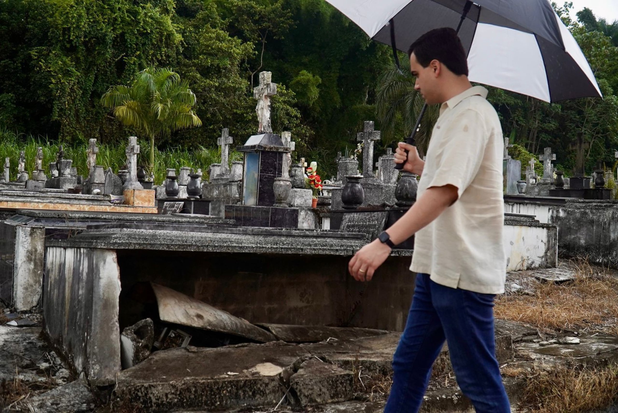 Pablo José con el alcalde de Lares en el cementerio