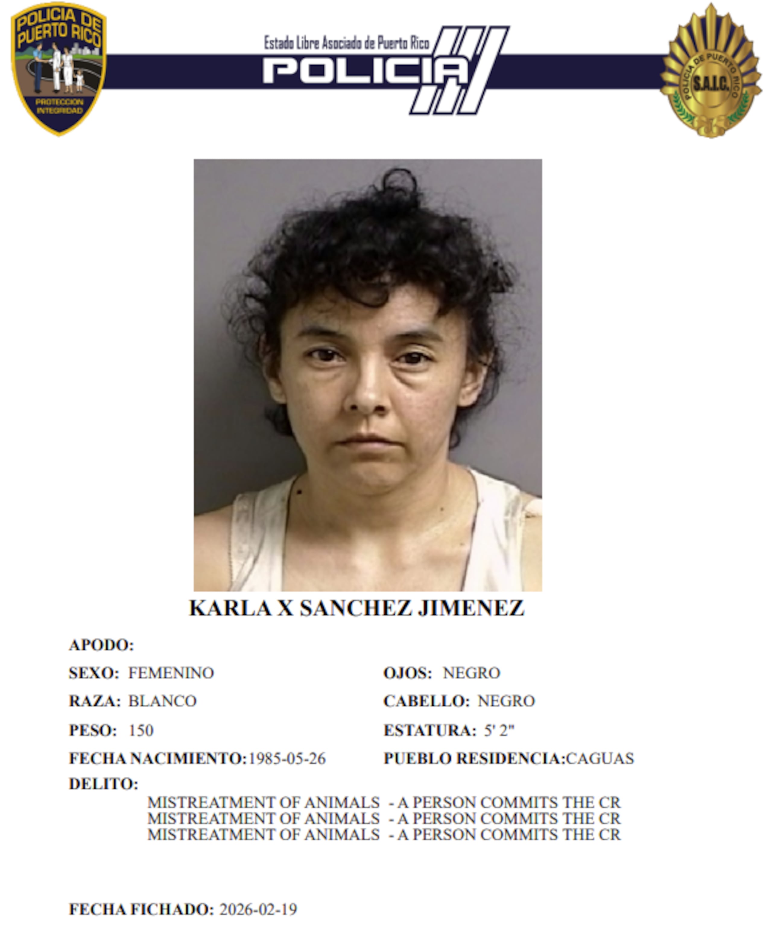 Los padres de una niña con autismo fueron acusados por maltrato de animales y maltrato de menores al mantenerla viviendo en condiciones deplorables.