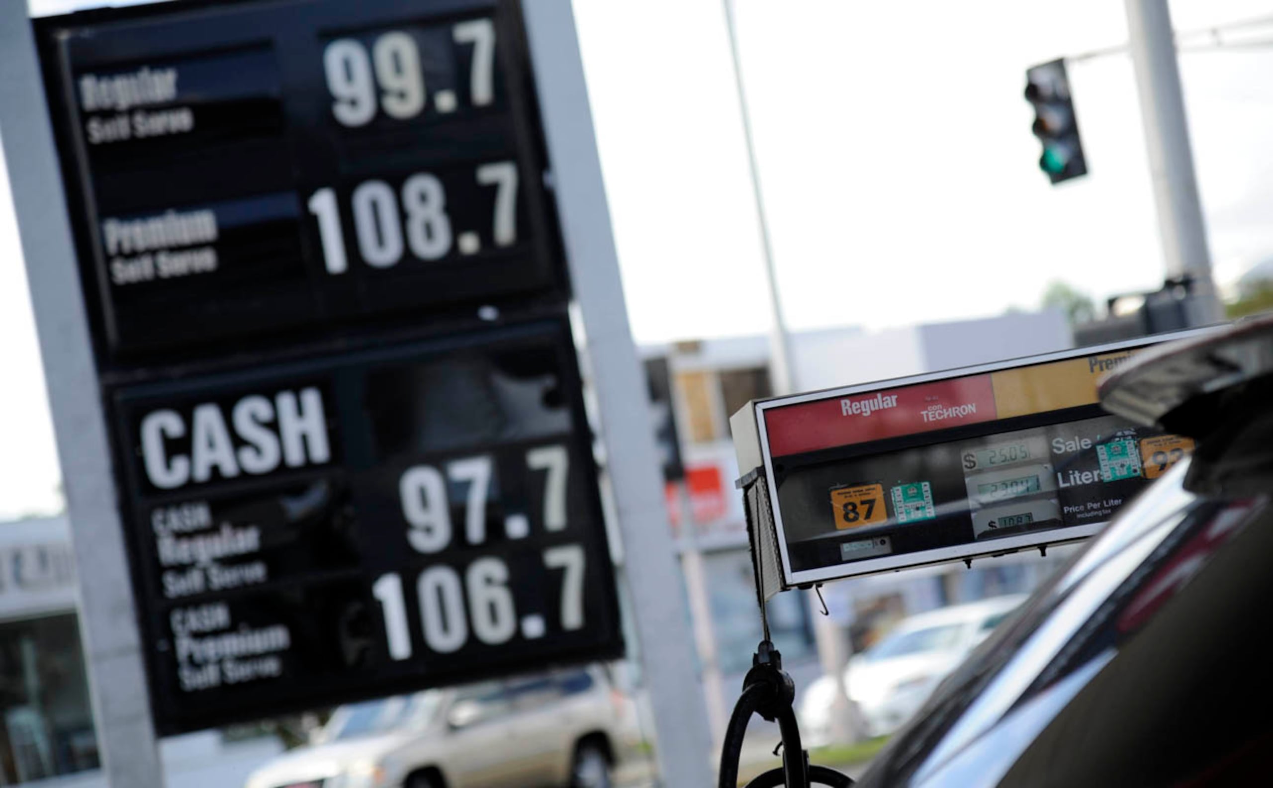 Una estación de gasolina.