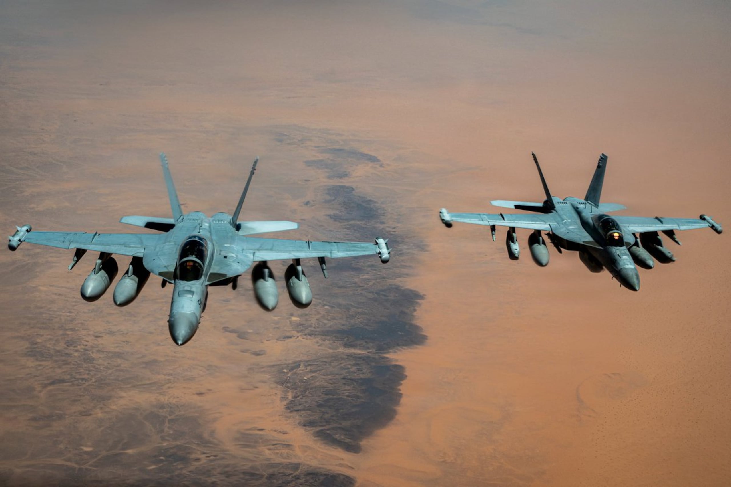 Aviones de guerra electrónica E/A-18G de la Marina de Estados Unidos patrullan los cielos sobre Medio Oriente.