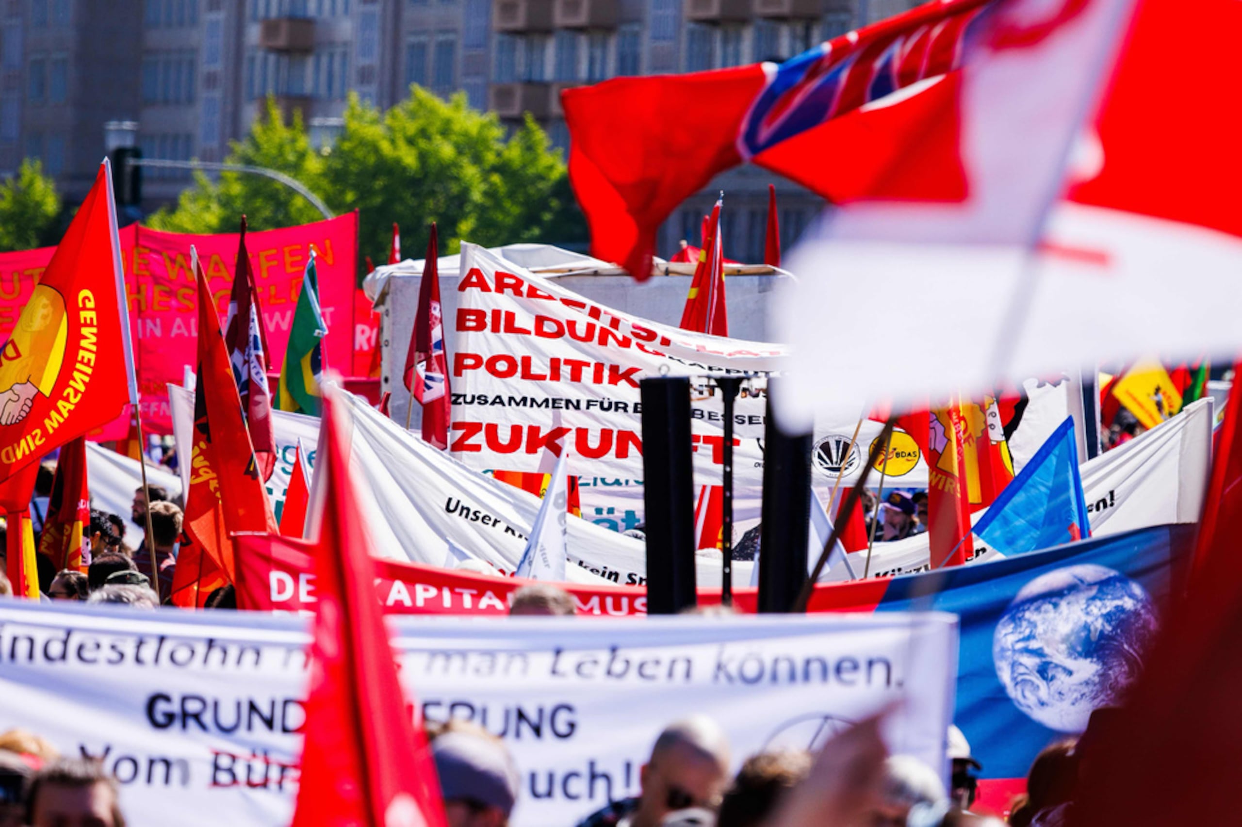Participantes marchan con motivo del Primero de Mayo en Berlín, el 1 de mayo de 2026.