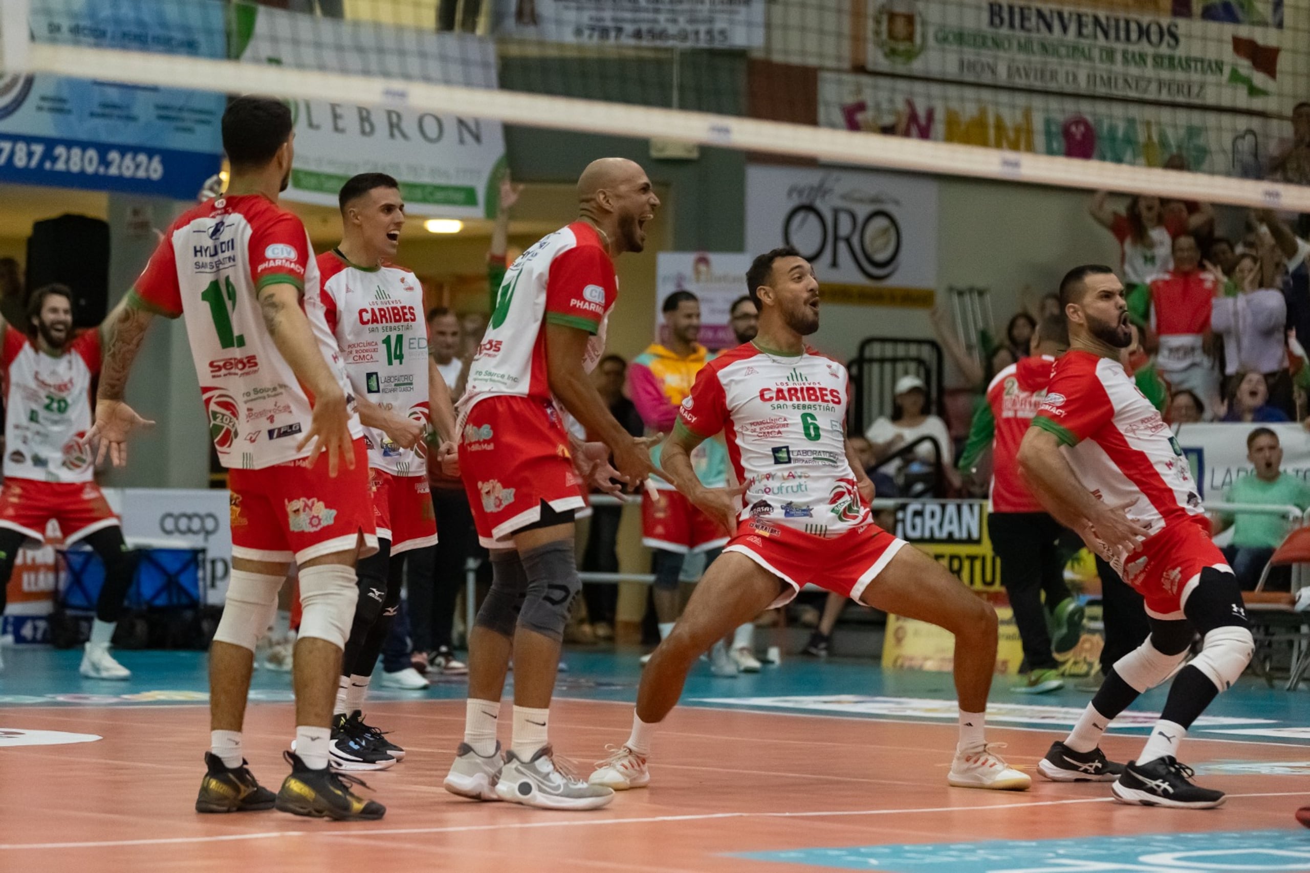 Diego Negrón (16) celebra un punto de los Caribes. Hizo una importante sustitución desde el servicio en el tercer set.