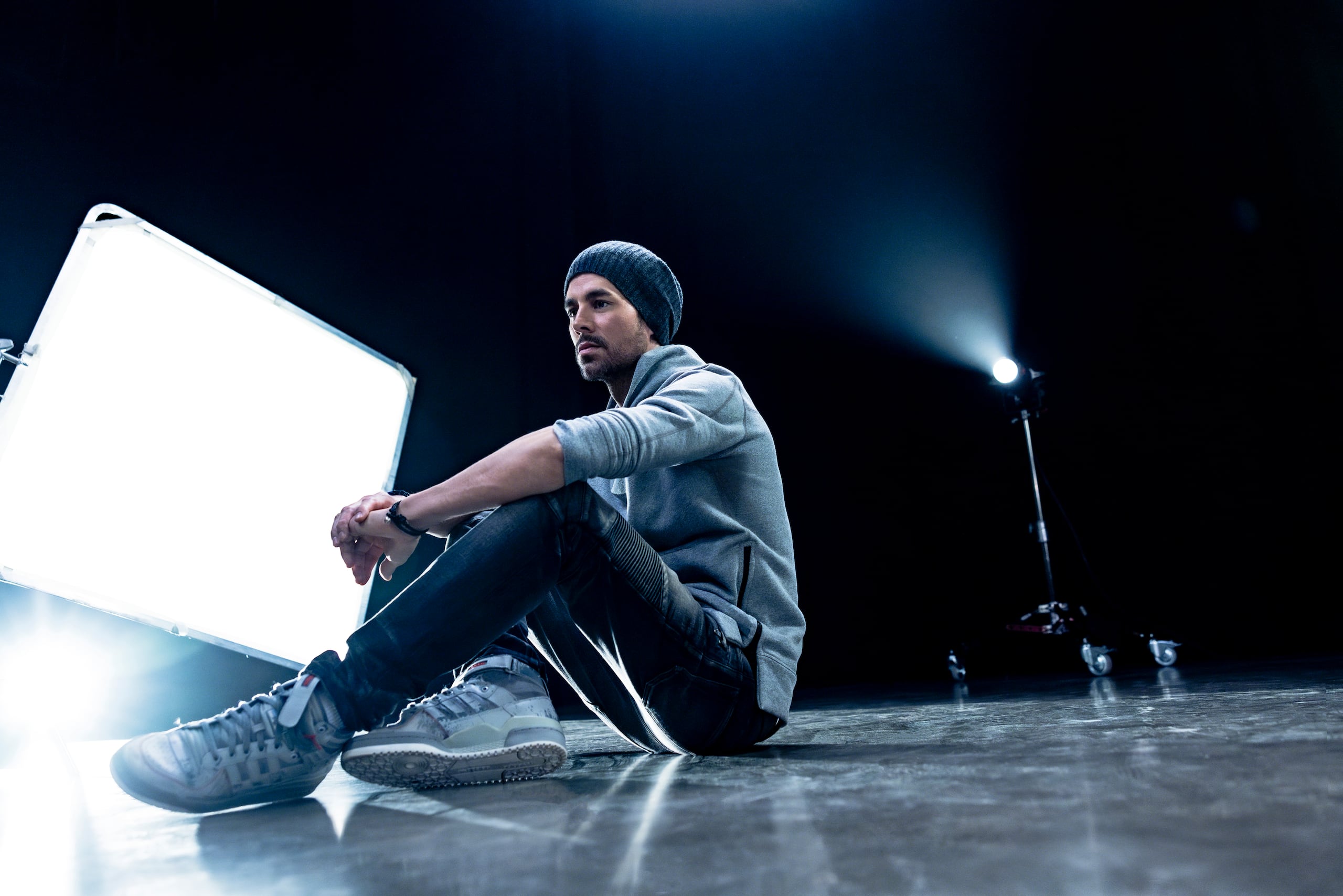 Enrique Iglesias, en cambio, continuará escribiendo, realizando sencillos y presentaciones en directo.
