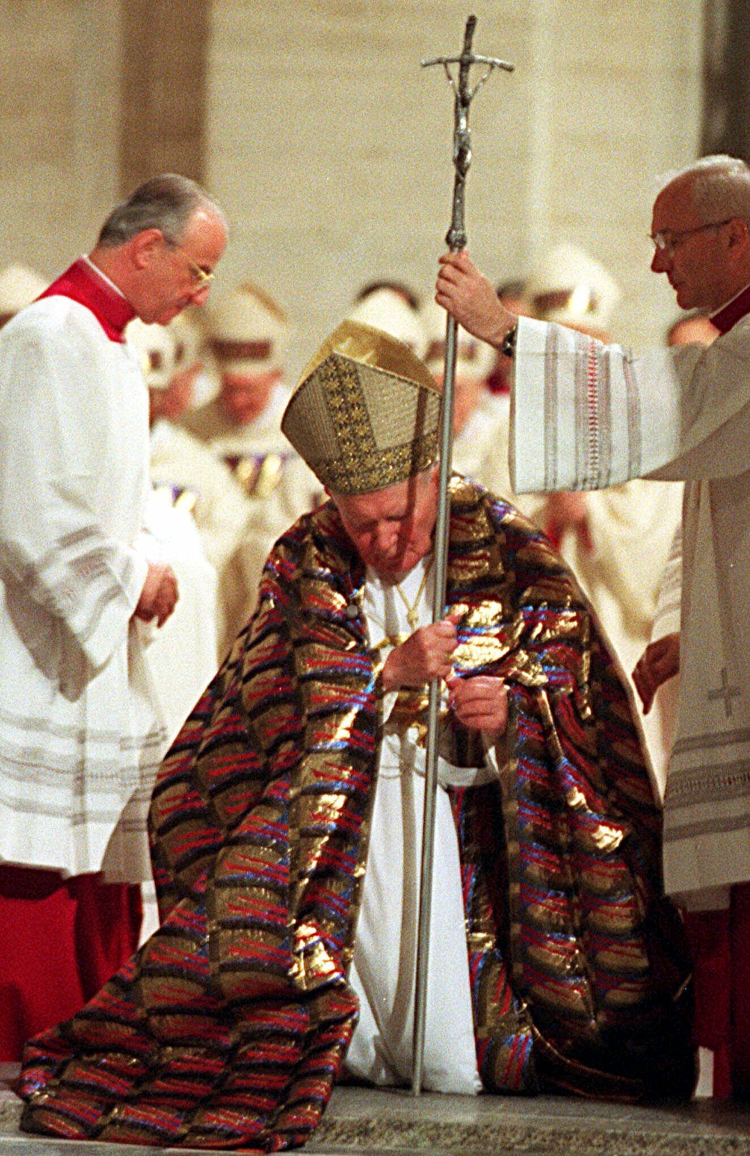 El Papa Juan Pablo II atraviesa la Puerta Santa de bronce de la Basílica de San Pedro en el Vaticano, la noche del viernes 24 de diciembre de 1999.
