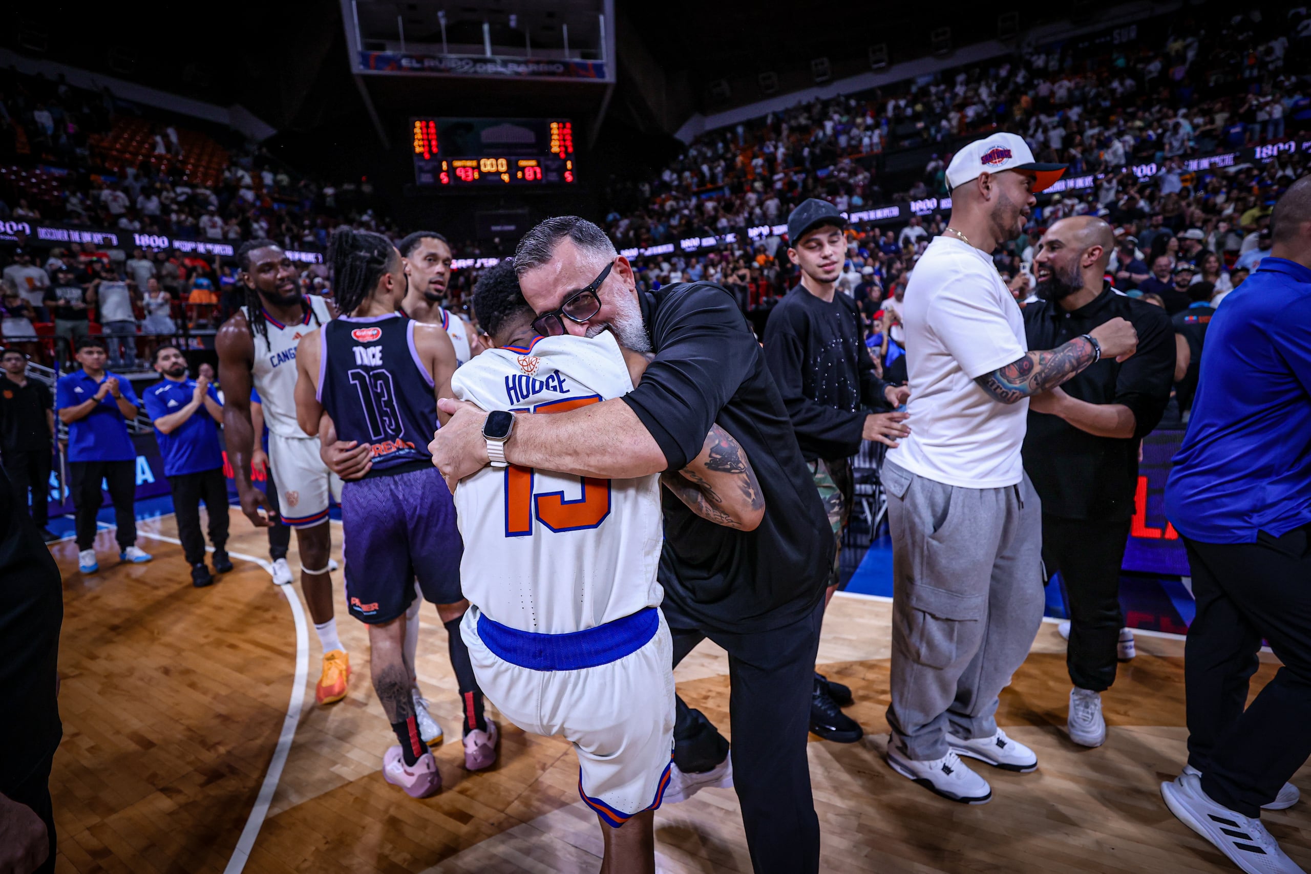 El dirigente de los Criollos, Wilhelmus Caanen, felicita a Walter Hodge, de los Cangrejeros, por el pase a la final de conferencia.