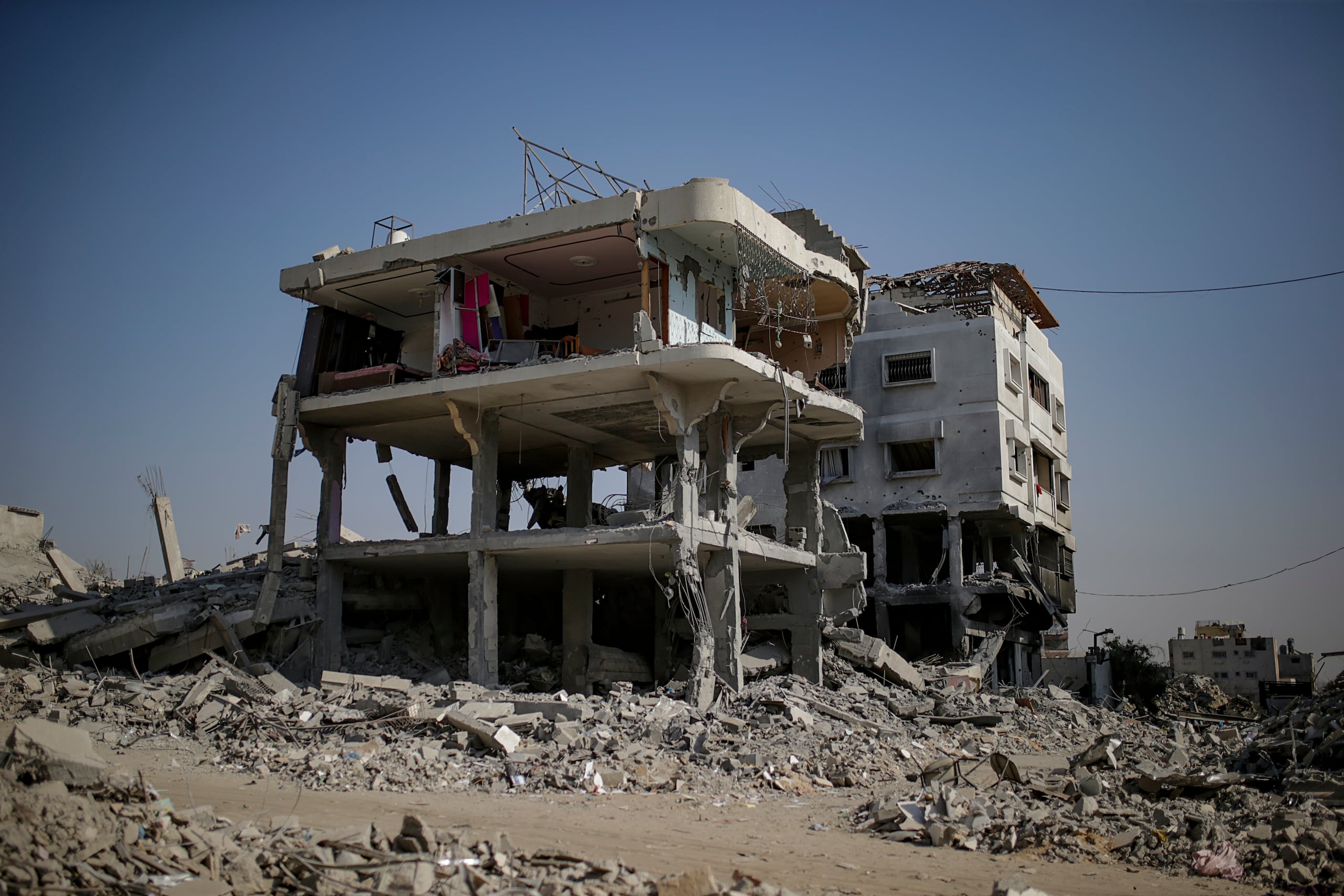 Fuentes locales indicaron a EFE que se ha reportado fuego de artillería desde tanques israelíes, así como bombardeos aéreos, en la zona este de Rafah.