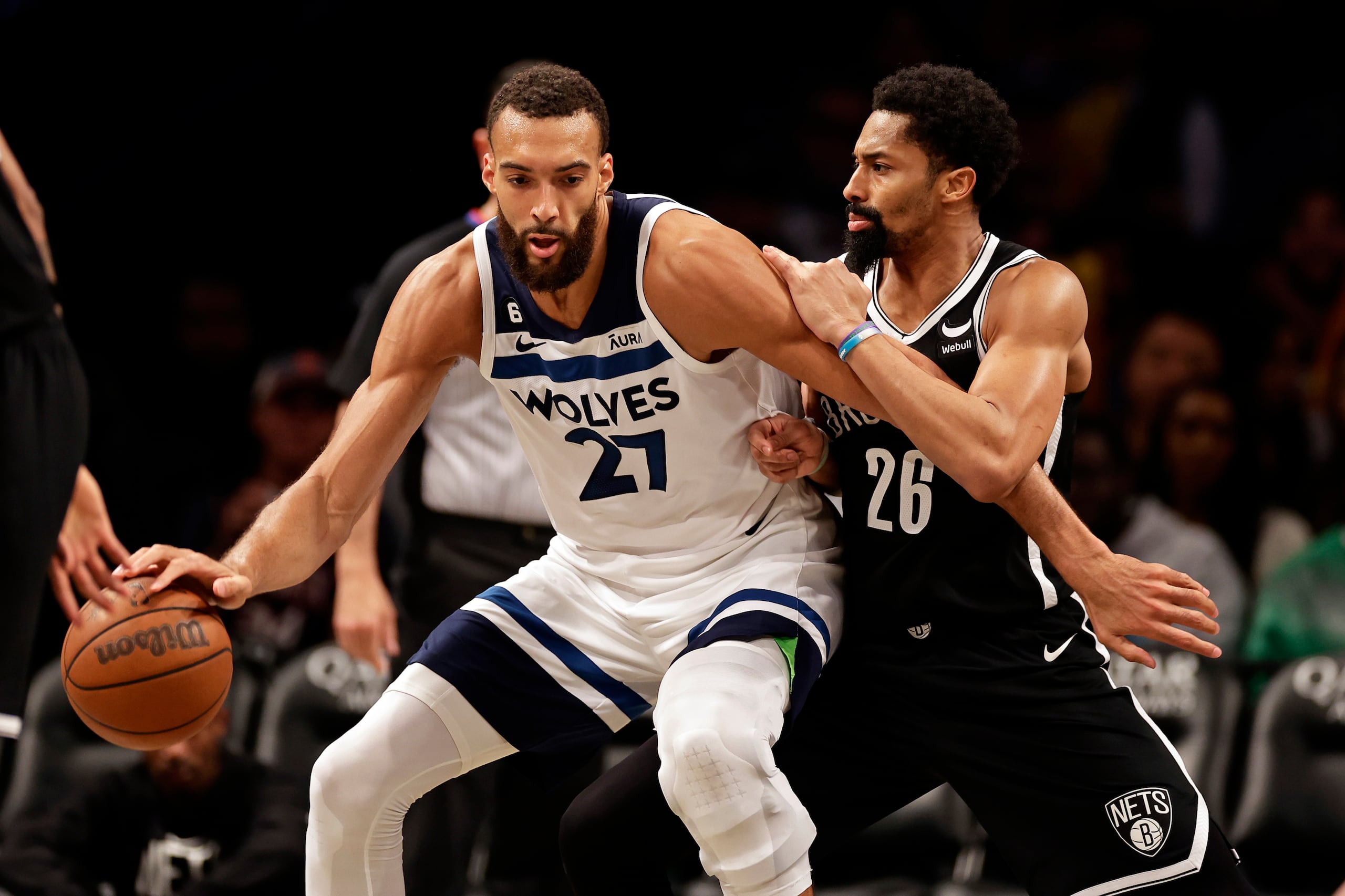 Spencer Dinwiddie (26) fue uno de los tres titulares que el dirigente de los Nets no dio acción de juego ante Milwaukee.